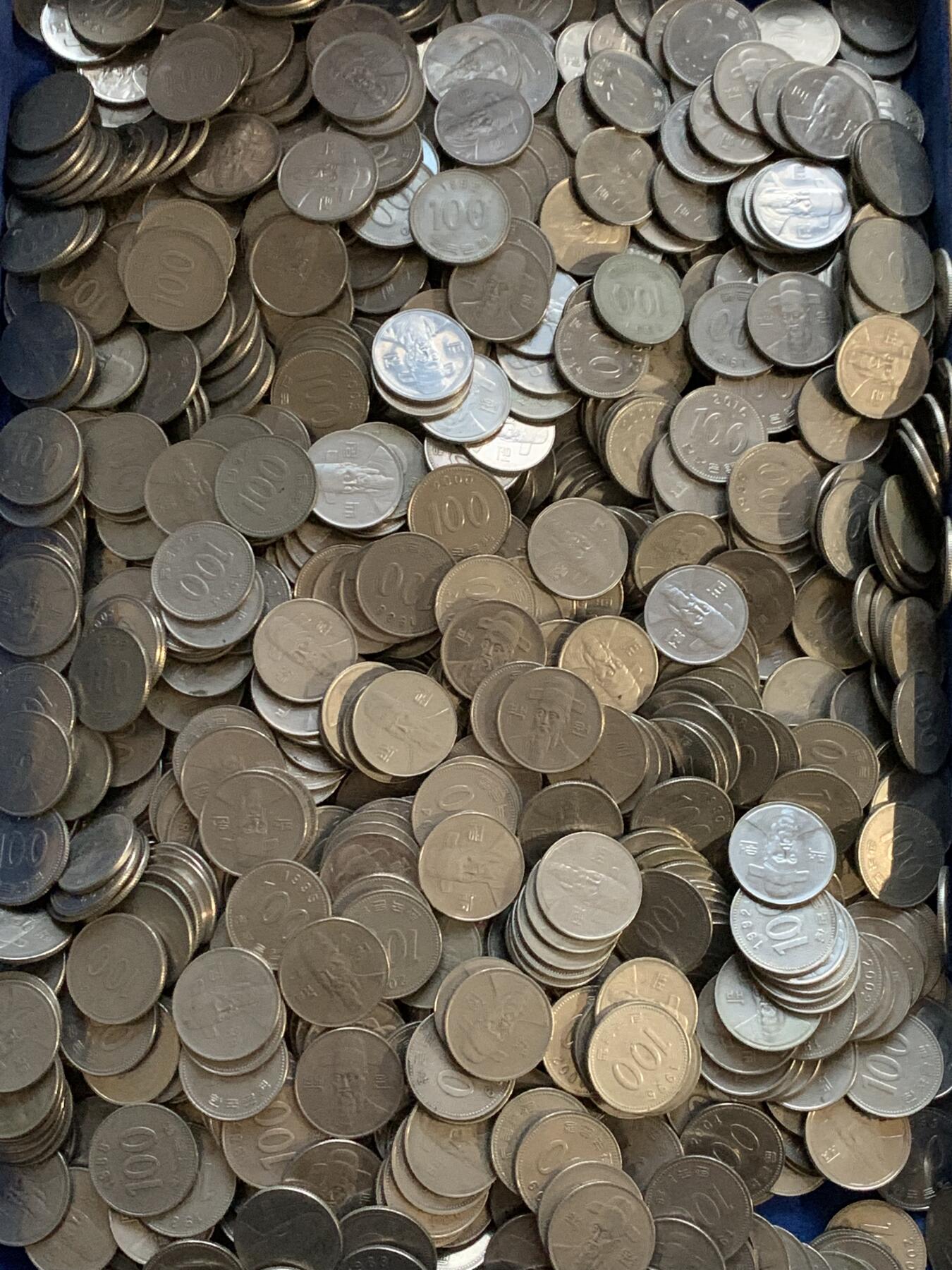 《竞宝斋》第442场 周日，周一，2场连拍 （全场包邮） 韩国100韩元零钱1000枚，一枚重5.42克，总重5420克。面值10万韩元!汇率值510+元人民币