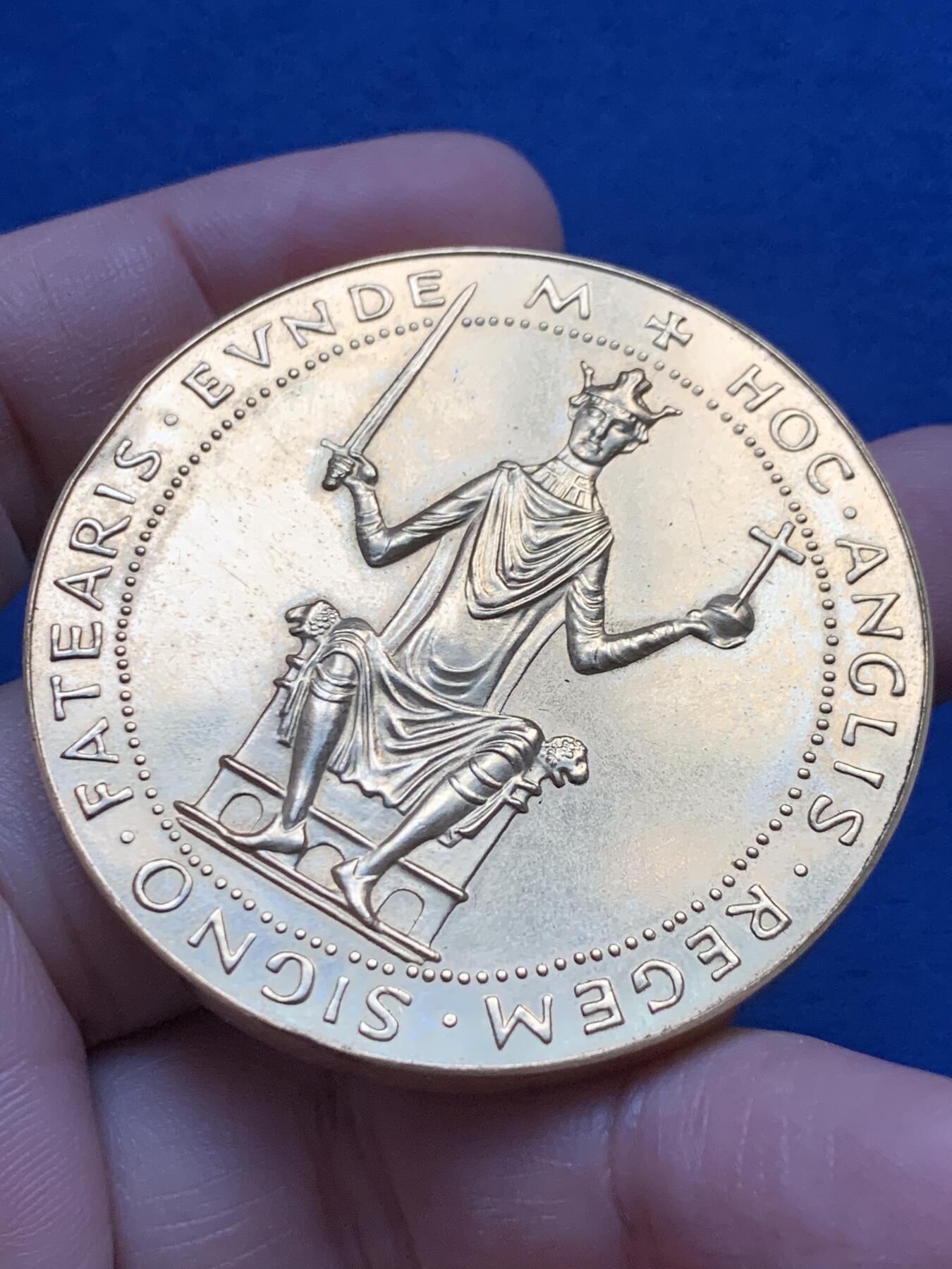 《竞宝斋》第442场 周日，周一，2场连拍 （全场包邮） 伦敦白塔纪念镀金纪念章 皇家造币厂铸造 带原盒 69.5克 50.6mm