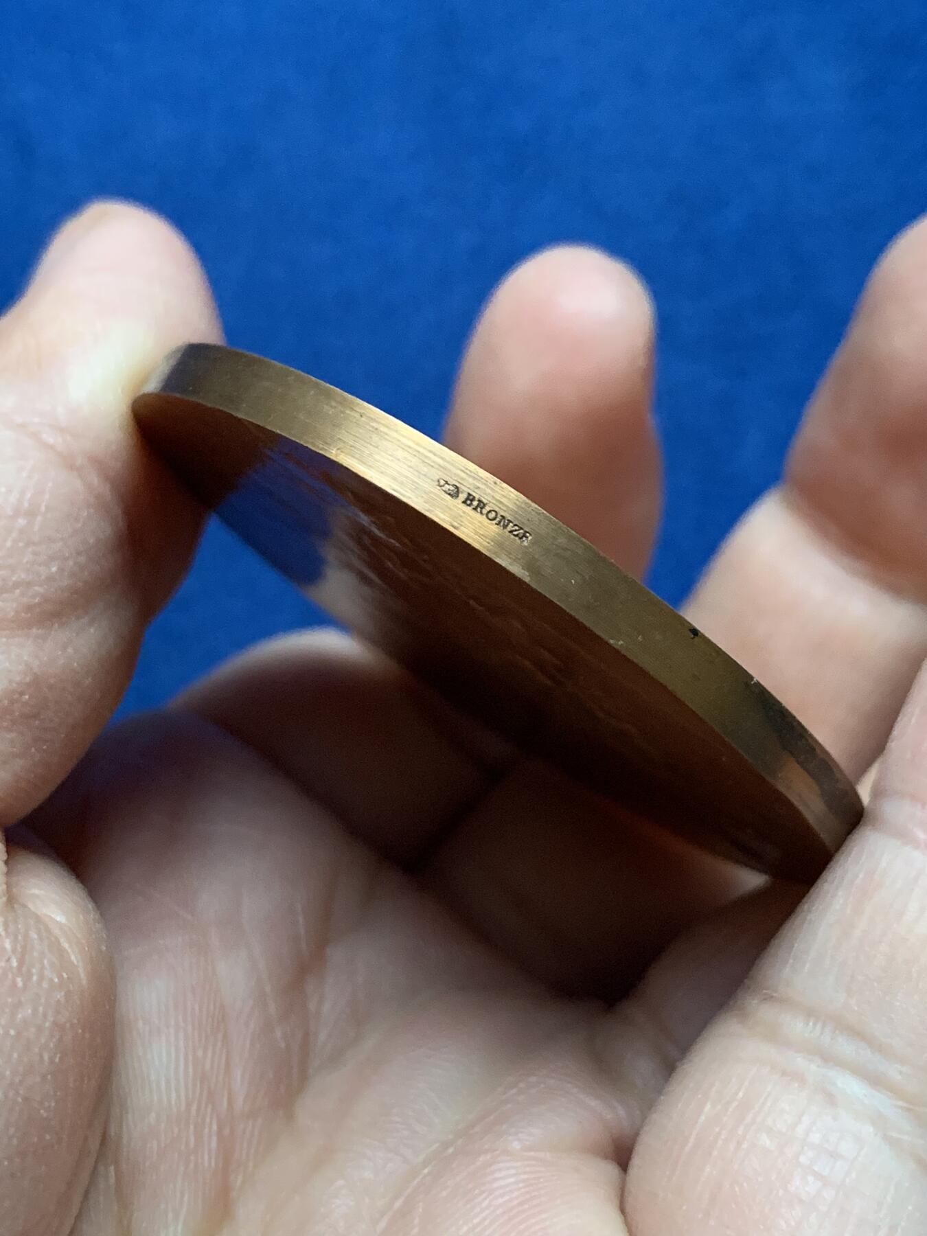 《竞宝斋》第442场 周日，周一，2场连拍 （全场包邮） 名家名作 《田园》铜章 带盒 56.8克 49.6mm 丰饶角铜标