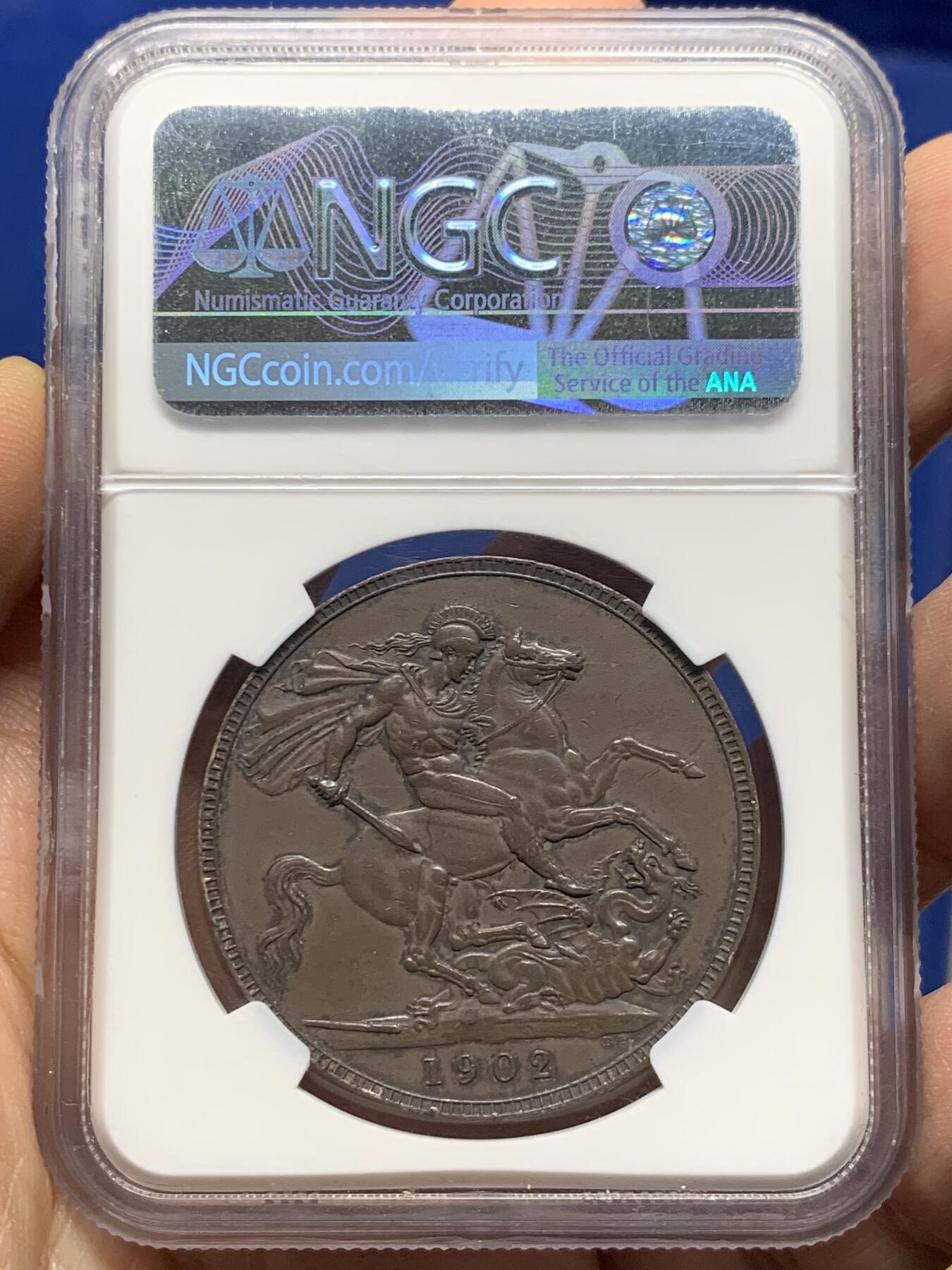 《竞宝斋》第442场 周日，周一，2场连拍 （全场包邮） NGC AU 英国1902年爱德华七世马剑克朗银币 英国热门克朗，黑爱七，黑武士，黑马剑，国币玩家最爱的彩，均匀黝亮，神秘又好看