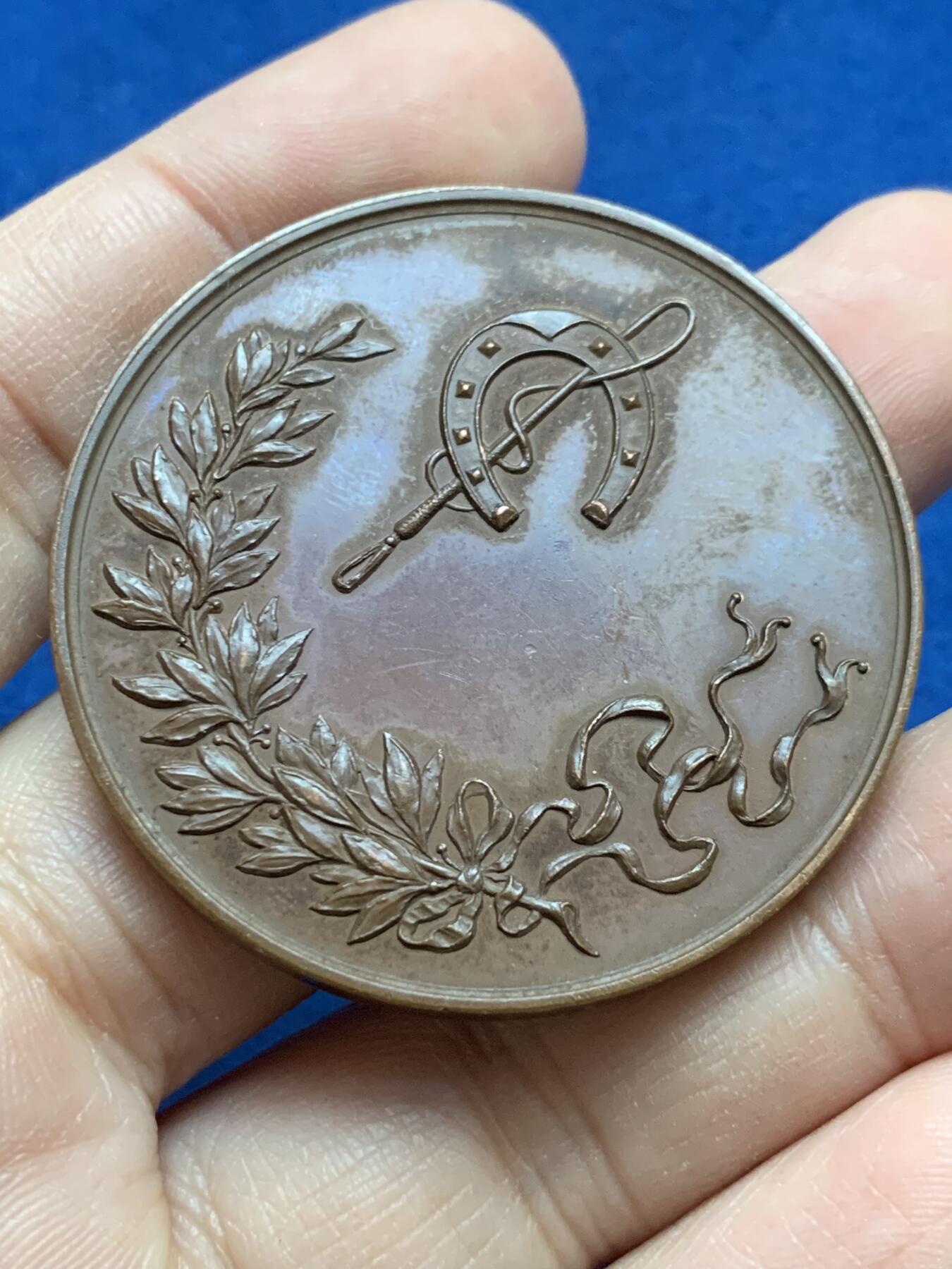 《竞宝斋》第442场 周日，周一，2场连拍 （全场包邮） 德国第二帝国1901年景观奖章-体育奥斯塔隆海德堡，材质青铜，直径45MM，重40.5g 。这枚奖章是在1901在德意志帝国(第二帝国)为了纪念ausstellung(体育展览)持有时间海德堡。当时，德国正经历着快速的工业化，人们对有组织的体育、体育和公共展览的兴趣日益浓厚。这项活动可能展示了田径、体操和其他体育学科的进步，反映了威廉明时代国家对健康和健身的重视。