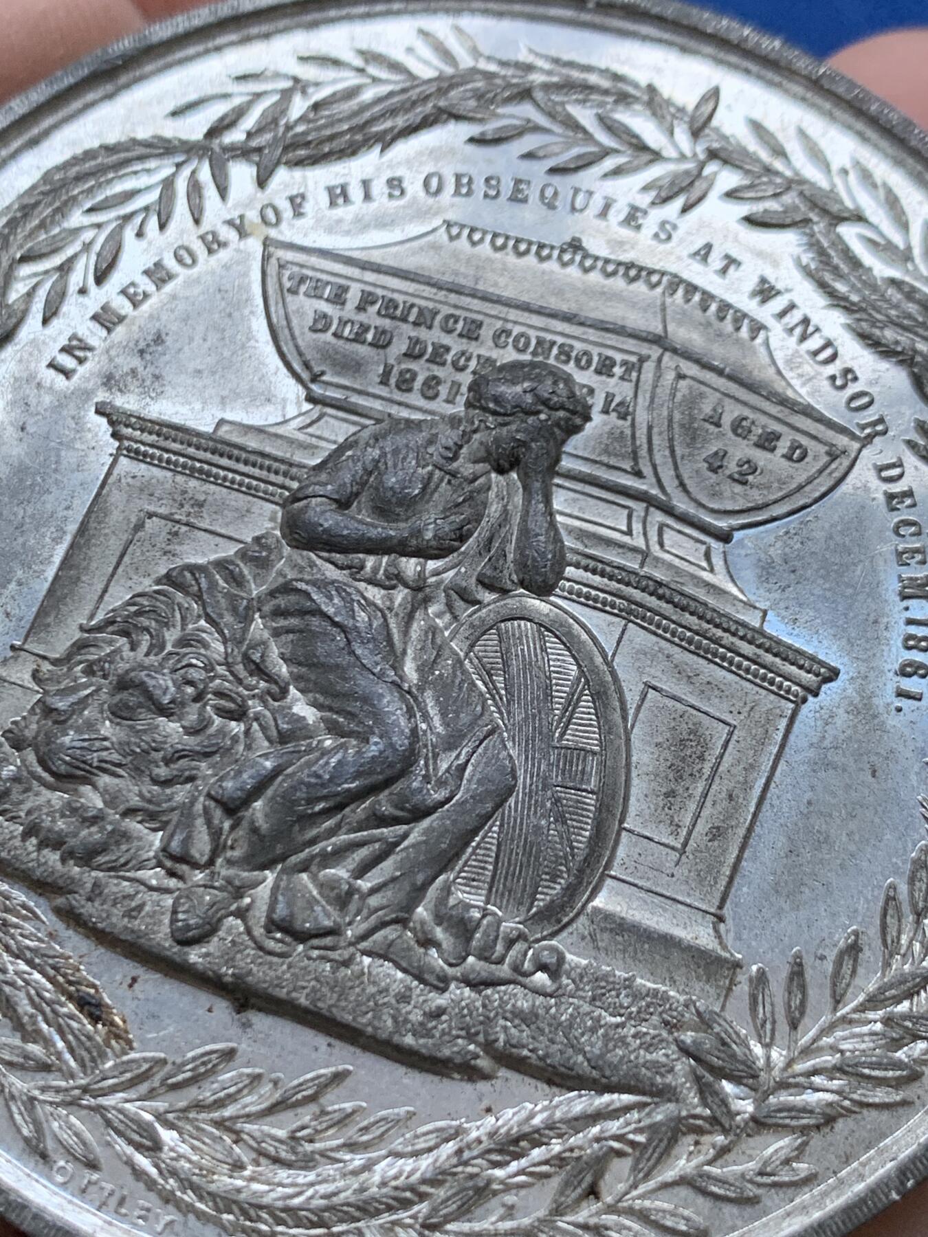 《竞宝斋》第442场 周日，周一，2场连拍 （全场包邮） 英国1861年阿尔伯特亲王逝世纪念章，大型白色金属章。68.6克，64.5mm