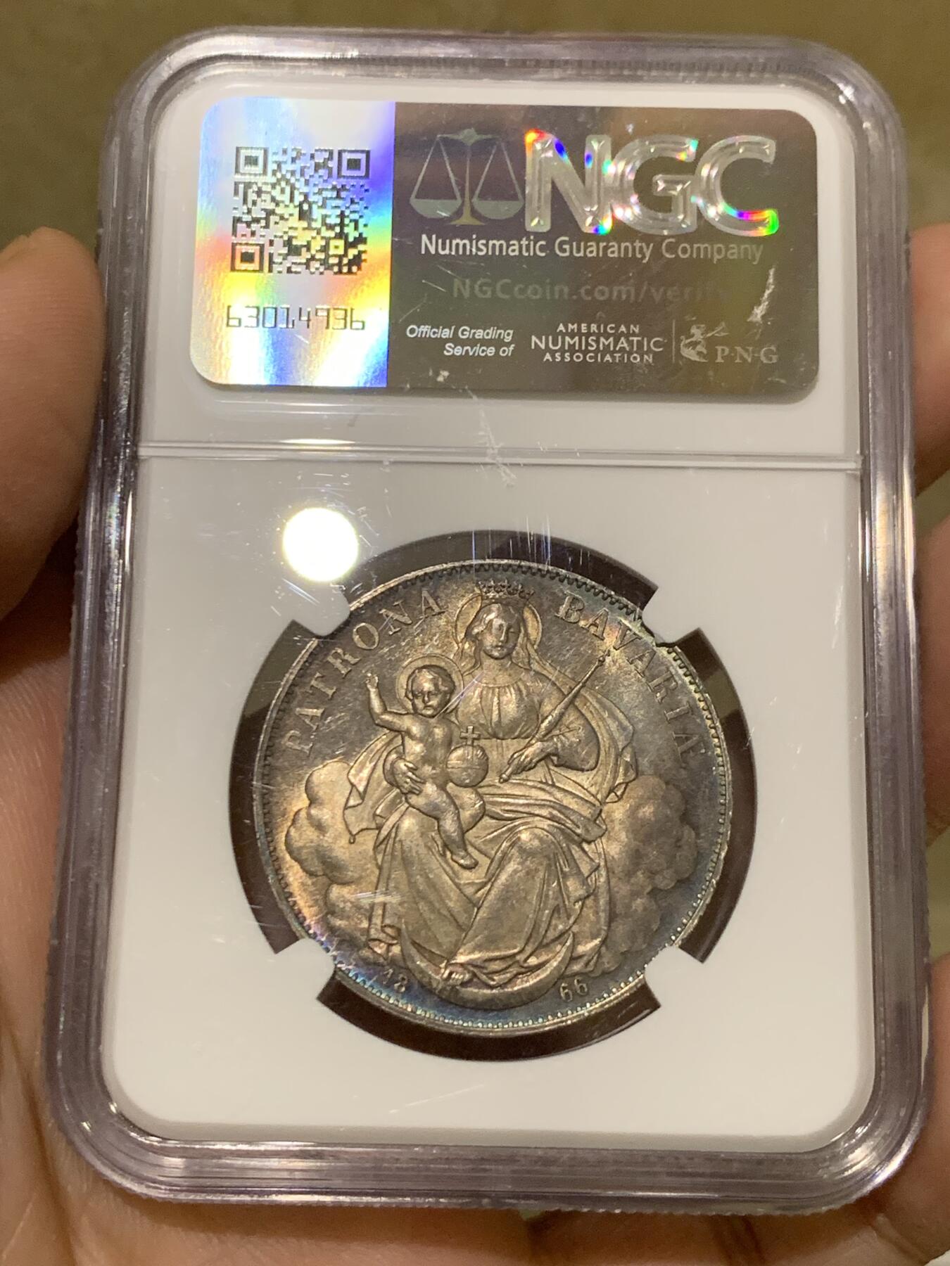 《竞宝斋》第442场 周日，周一，2场连拍 （全场包邮） NGC MS63 德国 巴伐利亚 1866 圣母抱婴泰勒 银币 玫瑰色包浆 十分养眼