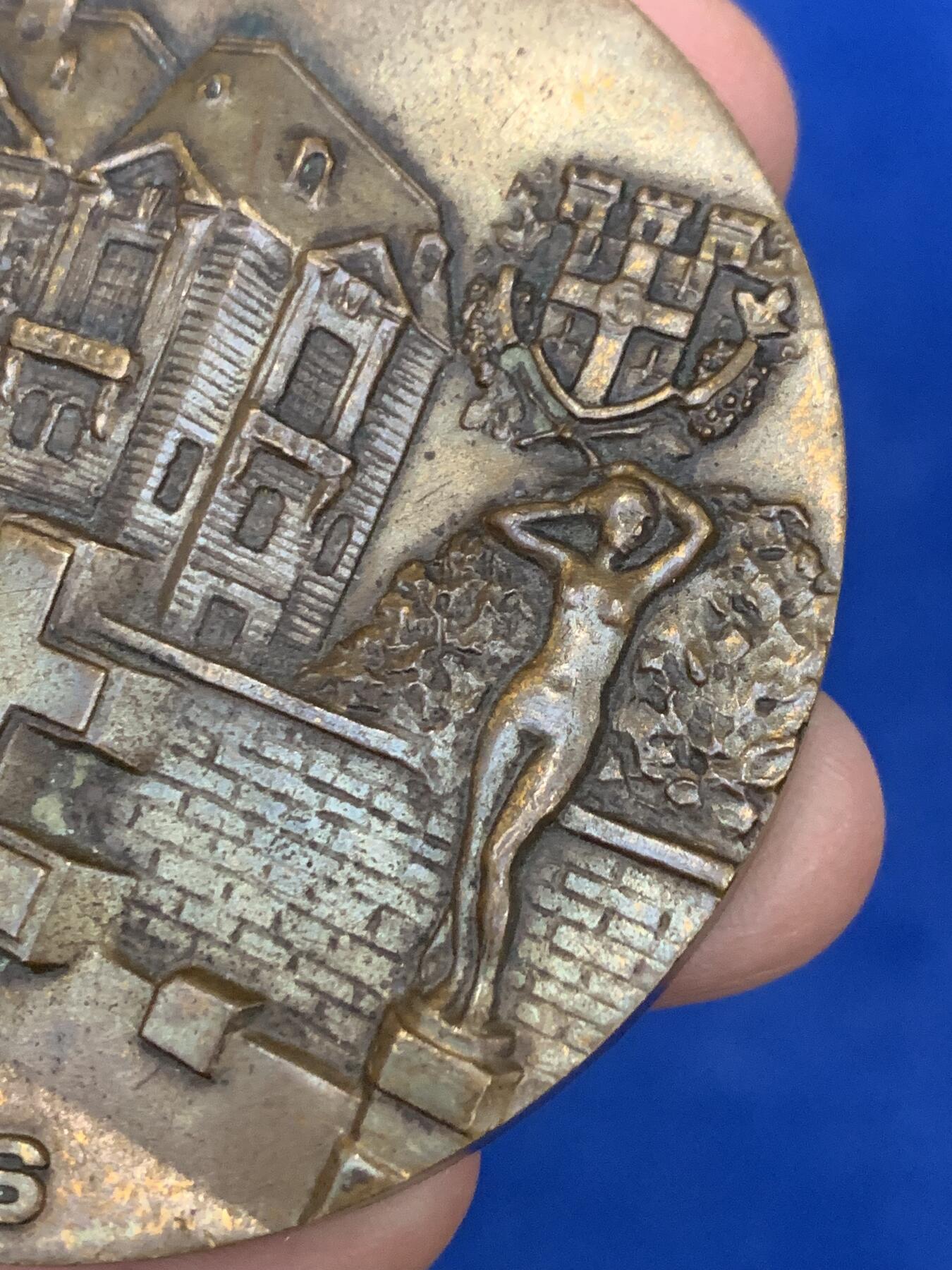 《竞宝斋》第442场 周日，周一，2场连拍 （全场包邮） 法国SURESNES大铜章 背面带刻字 直径67.5mm 重约133.6g 三角铜标边铭