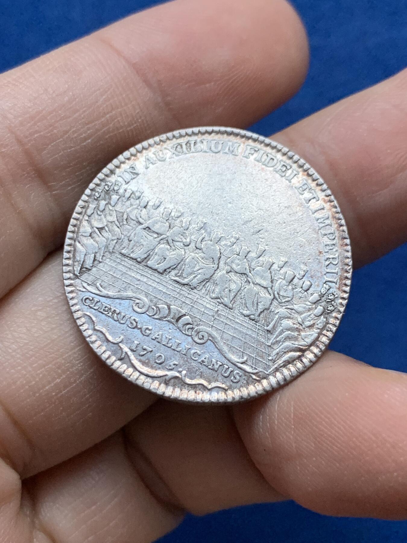 《竞宝斋》第442场 周日，周一，2场连拍 （全场包邮） 法国 1705年 路易十四时期 政教合谋 银质代币，8.55克，29.5mm，正面麦基洗德为亚伯拉罕献祭祝福，铭文