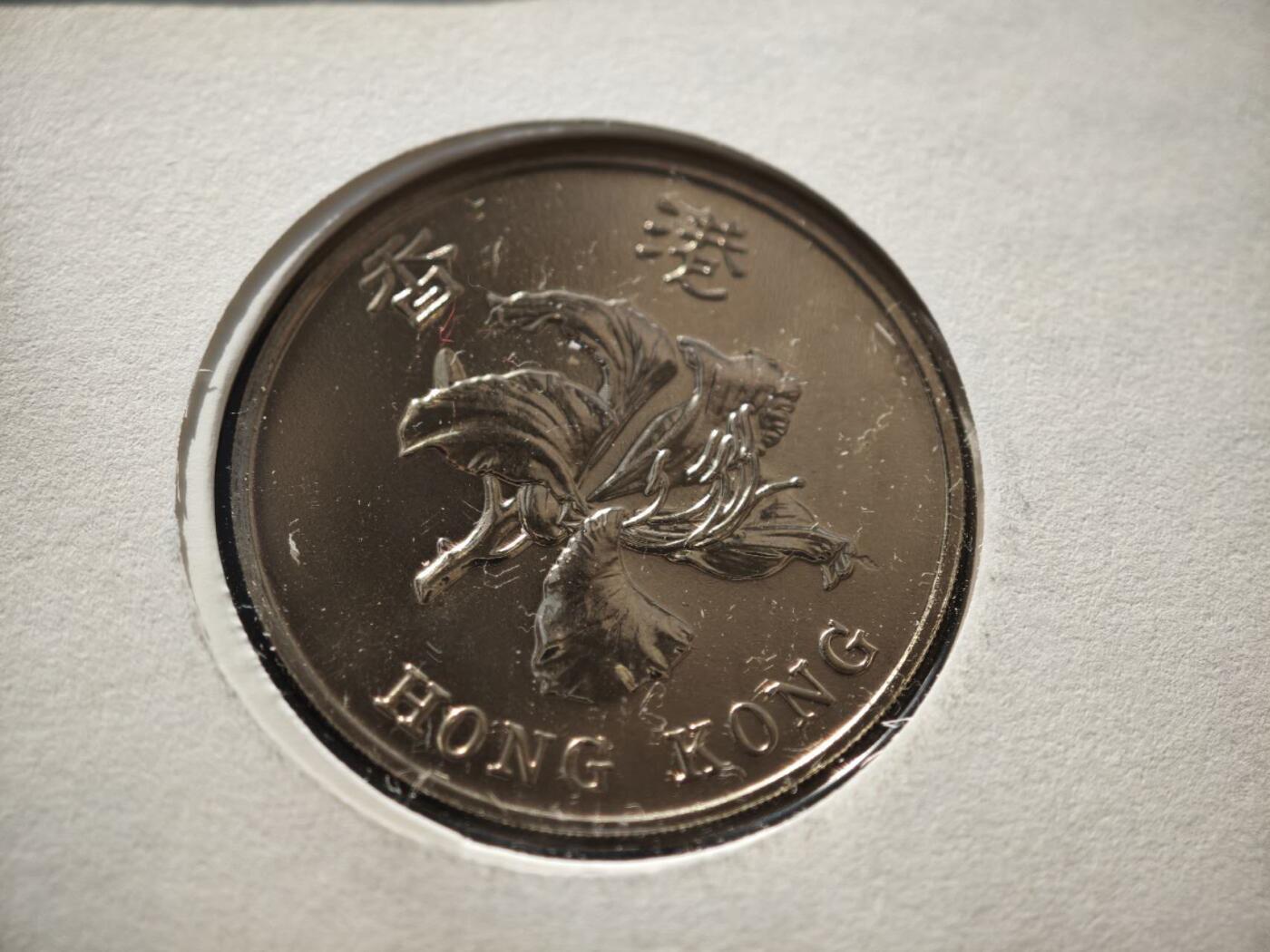 盛世勋华——号角文化勋章邮票专场拍卖第289期 香港1997年回归祖国纪念币封，英国皇家邮政发行于1997年6月30日（戳记显示“LONDON 30 JUNE 1997”），对应香港回归的时间节点，纪念币面值5港元，邮票包含英国女王头像的1便士邮票（共3枚），以及一枚以香港地标和龙元素为图案的纪念邮票，限量发行，编号为07480，