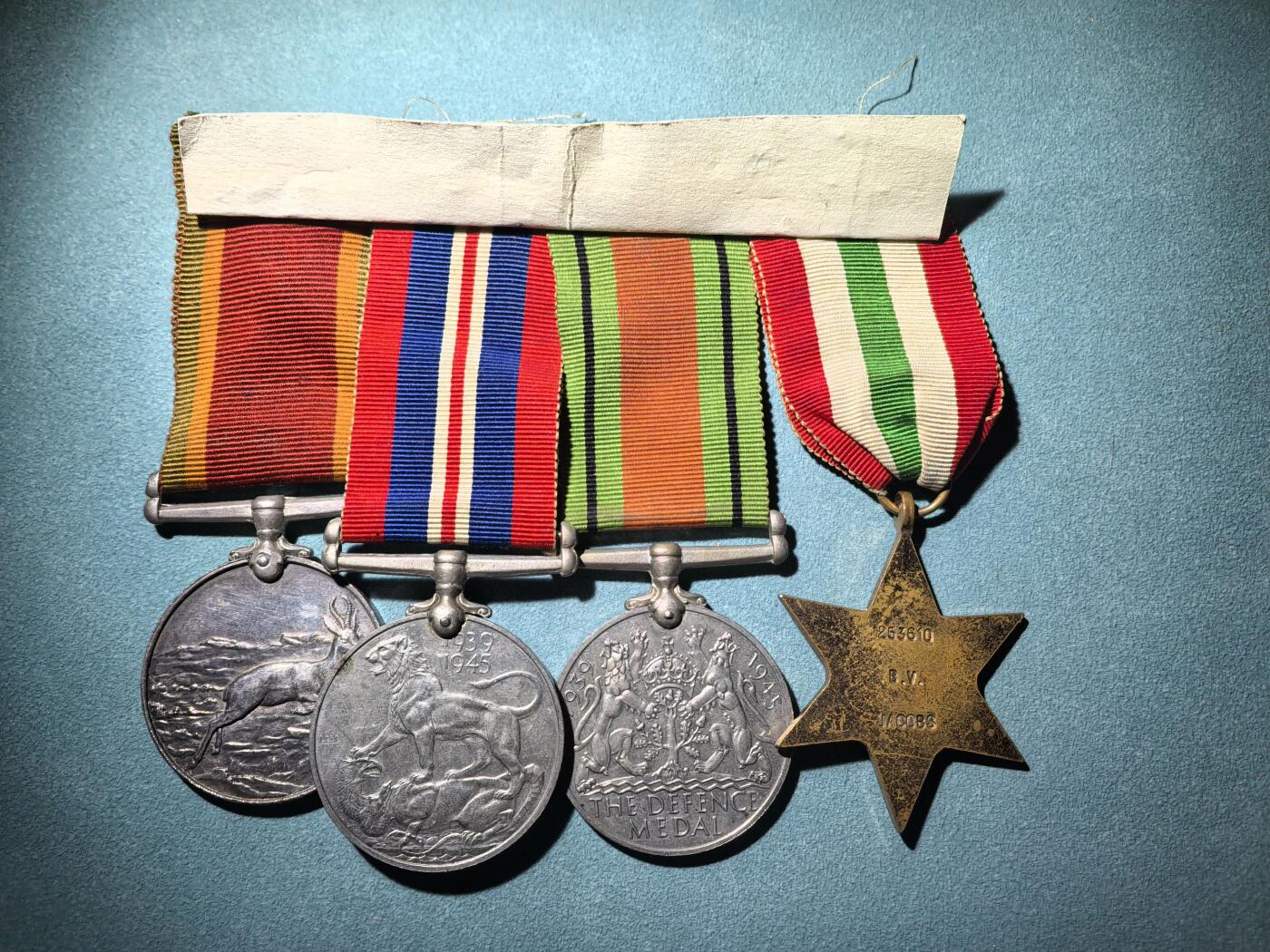 盛世勋华——号角文化勋章邮票专场拍卖第289期 英国二战四联联排 包括：意大利之星奖章/二战战争奖章（南非版）/本土防卫奖章/非洲服役奖章（银制）均带刻名