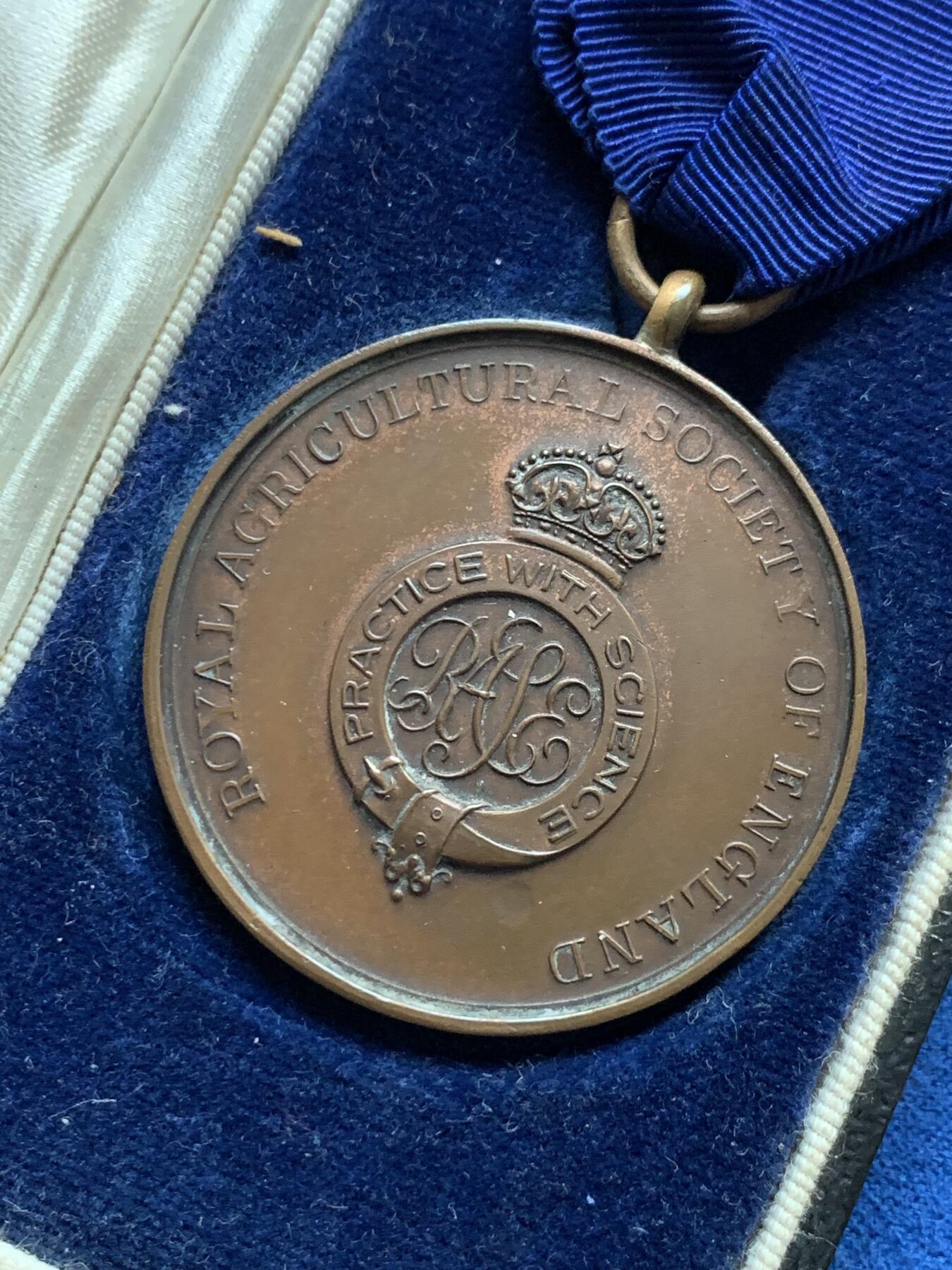 《竞宝斋》第442场 周日，周一，2场连拍 （全场包邮） 英国皇家农业协会1942年长期服务奖章，铜制带原盒，颁发给服务了42年的Matthias Russell，总重约32.15克。