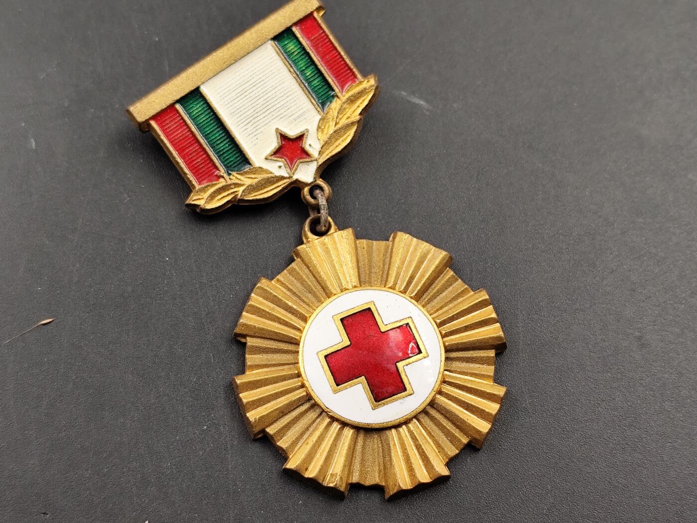 11月23日精品徽章专场 保加利亚红十字会荣誉徽章 铜制珐琅