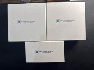 ❤️【币观天下】❤️ 第332期钱币拍卖- 2025.11.28周五晚上6点半场-长期征集拍品 - 马来西亚2021年吉朗王银行成立50周年异形精制铜币三枚套装（传统风筝，传统陀螺，传统播棋）发行量1200套