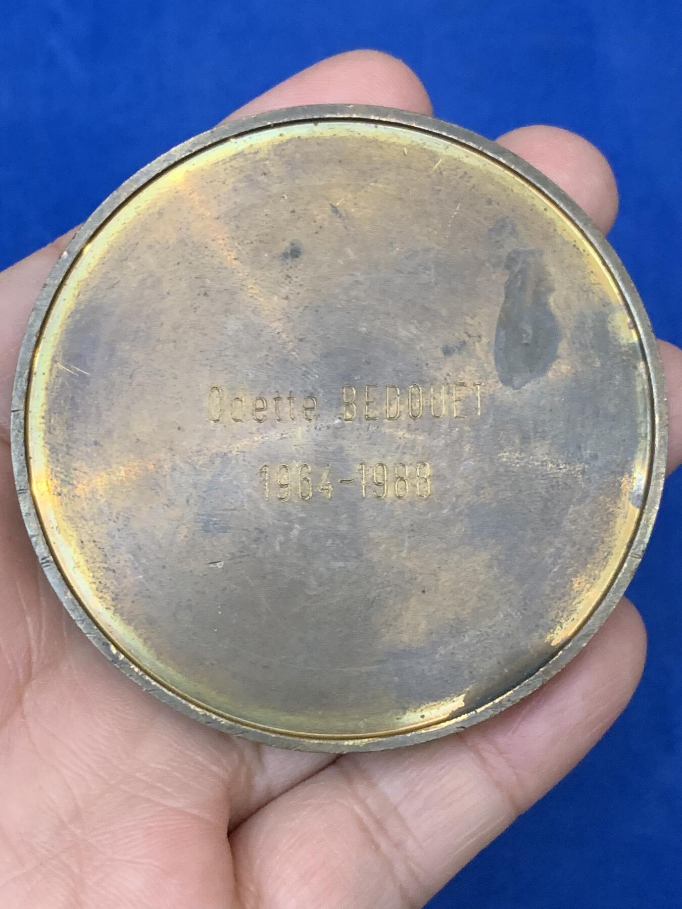 《竞宝斋》第442场 周日，周一，2场连拍 （全场包邮） 法国SURESNES大铜章 背面带刻字 直径67.5mm 重约133.6g 三角铜标边铭