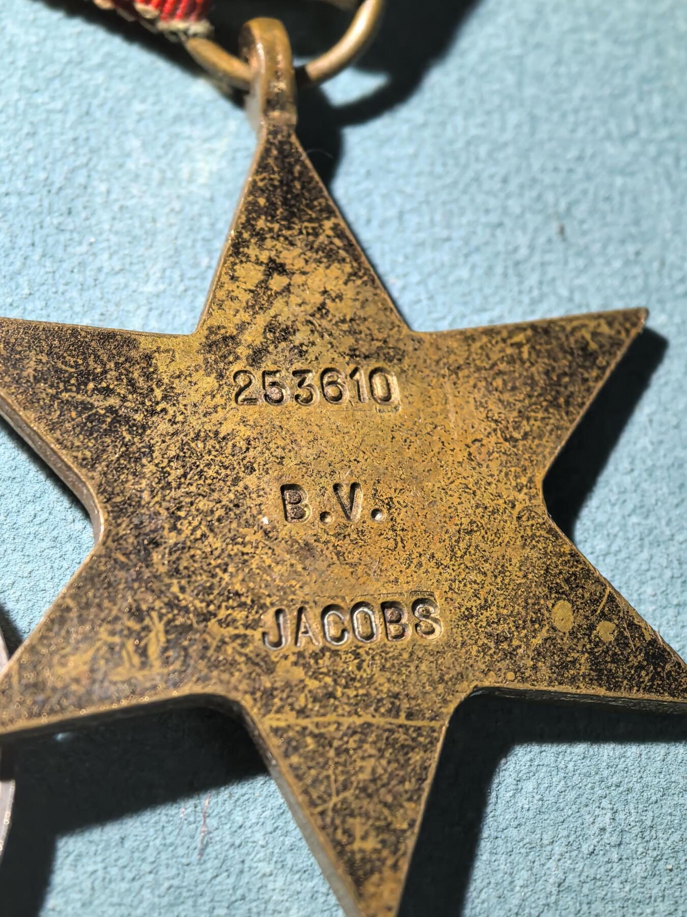 盛世勋华——号角文化勋章邮票专场拍卖第289期 英国二战四联联排 包括：意大利之星奖章/二战战争奖章（南非版）/本土防卫奖章/非洲服役奖章（银制）均带刻名