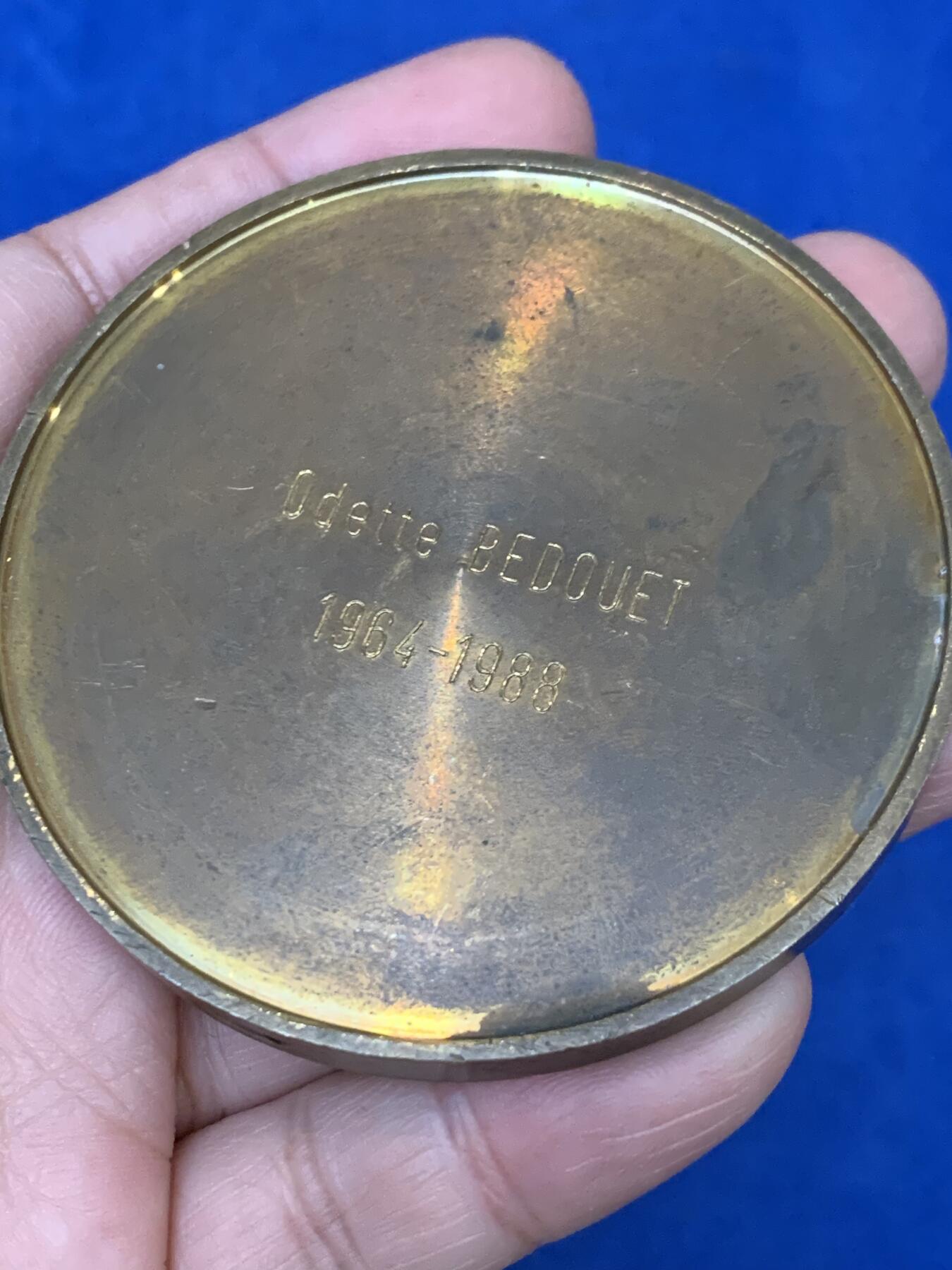 《竞宝斋》第442场 周日，周一，2场连拍 （全场包邮） 法国SURESNES大铜章 背面带刻字 直径67.5mm 重约133.6g 三角铜标边铭