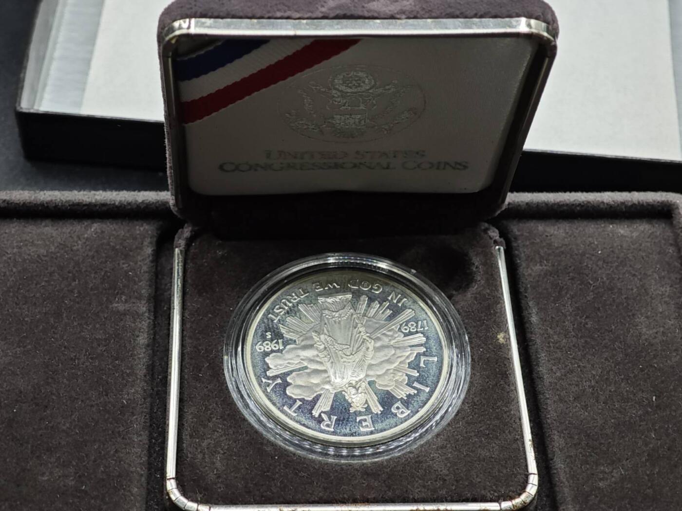 【淘币小摊】实时拍第八百零八拍   银币套币场   满百包邮可预留二周 每周一统一发货   美国1989年宪法一元精制银币原盒原证重26.73克900银 银价275