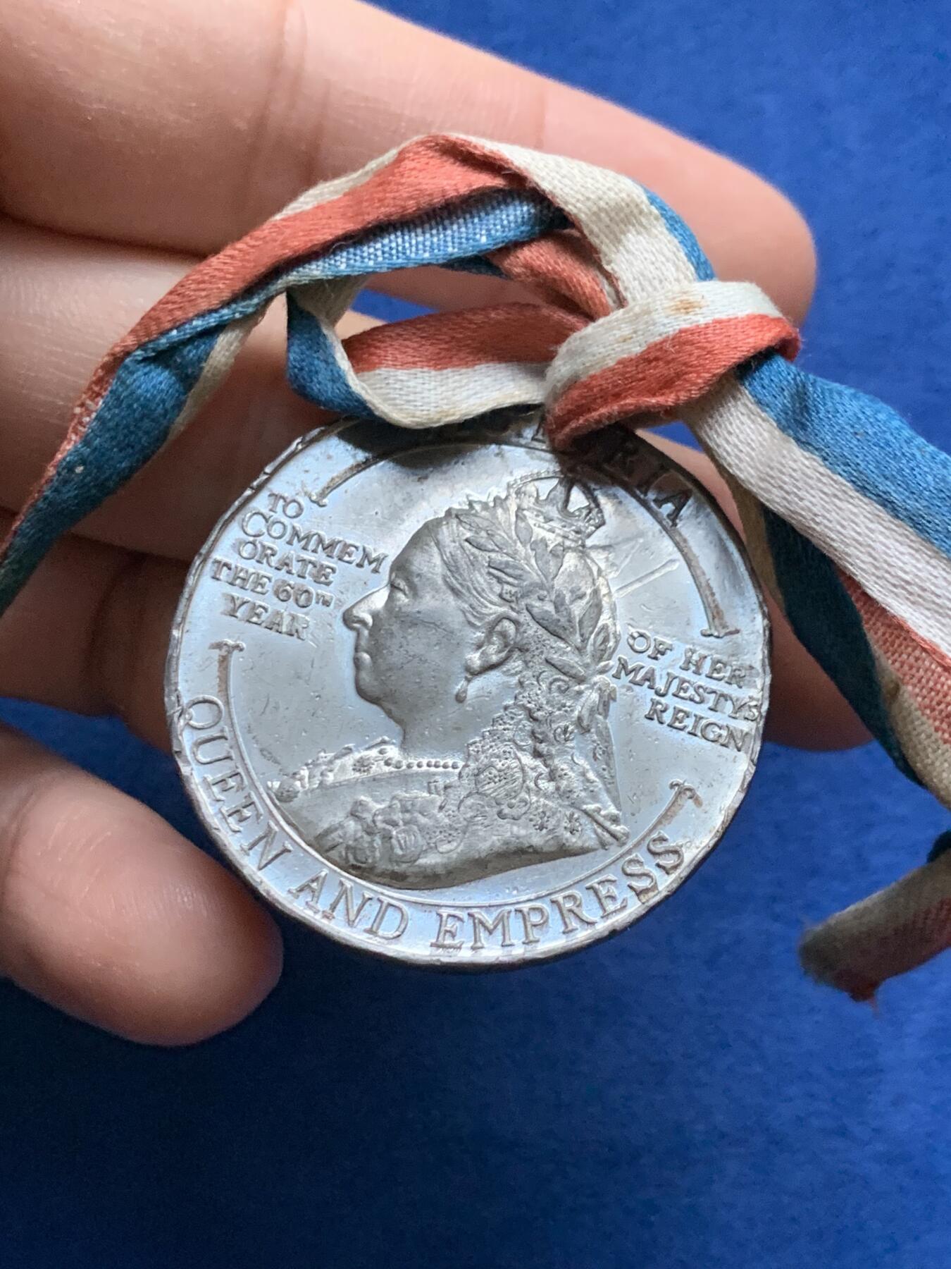 《竞宝斋》第442场 周日，周一，2场连拍 （全场包邮） 英国1897年维多利亚女王在位60周年纪念章，白色金属材质带原盒和三色丝带，品相良好。总重约21.7克，38mm。
