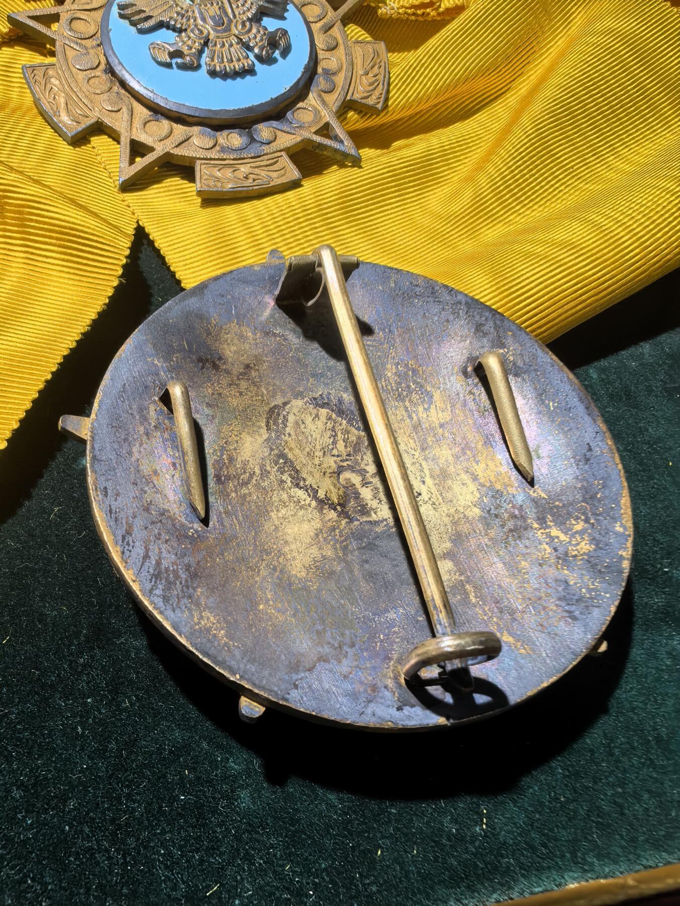 盛世勋华——号角文化勋章邮票专场拍卖第289期 墨西哥大十字级阿兹特克雄鹰勋章 银制，带原盒 授予外国公民的最高荣誉，该勋章于1933年12月29日由墨西哥总统阿贝拉多·罗德里格斯下令设立，勋章设计和墨西哥国徽呼应，核心元素是叼着响尾蛇的金雕，暗含阿兹特克文明印记，授予对象需为墨西哥或全人类作出杰出贡献，比如推动双边关系、助力领域发展等。中国前驻墨西哥大使殷恒民，南非前总统曼德拉，英国女王伊丽莎白二世等都曾获此勋章。