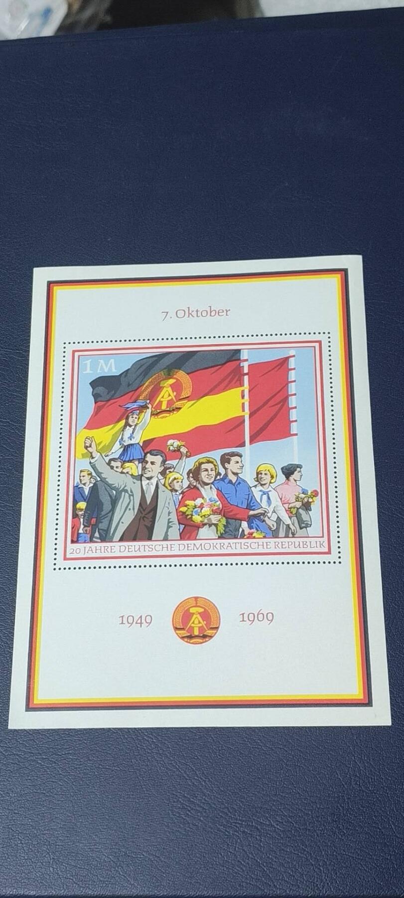 德国邮票专场，都是小型张、小全张 德国邮票小版票一张，1969年发行，建国20周年  庆祝游行   小全张，少见版别，右上角有些压根，品相如图