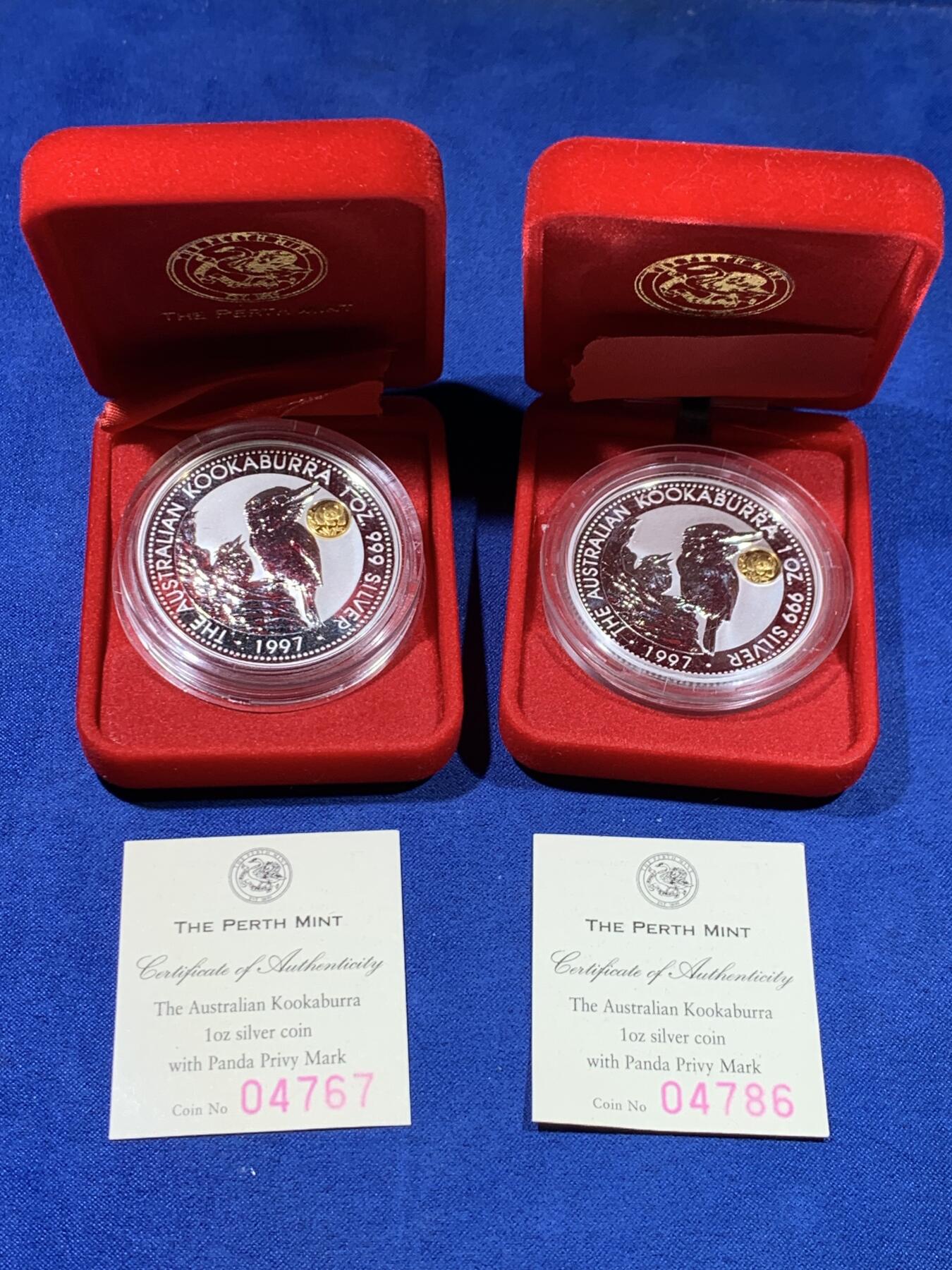 《竞宝斋》第442场 周日，周一，2场连拍 （全场包邮） 两枚一组 澳大利亚 1997年 笑翠鸟 熊猫镶嵌银币 每枚含纯银1盎司999银，镶嵌部分重约0.5克黄金，发行1.5万枚，为上海国际钱币展而发行，细节见图。