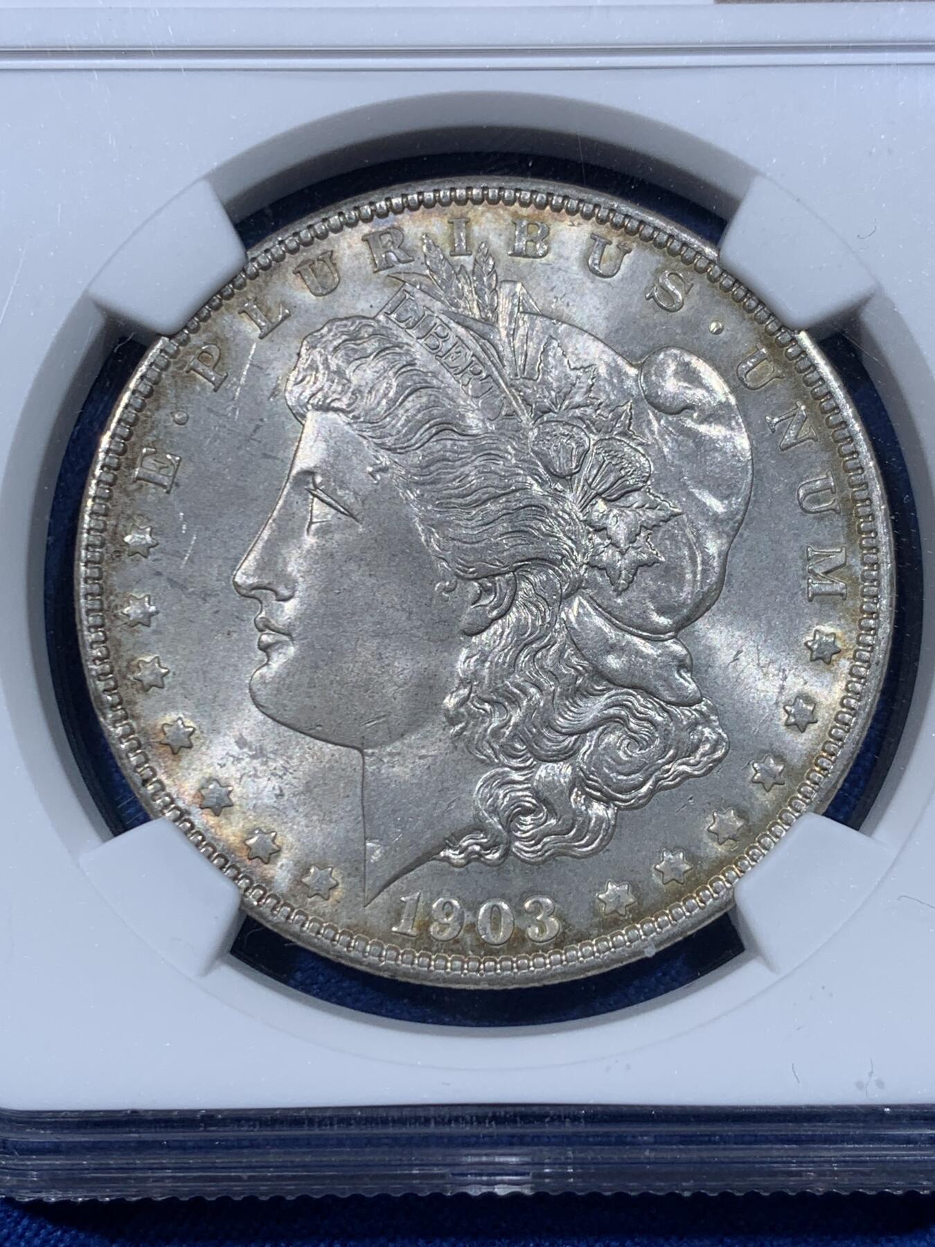 《竞宝斋》第442场 周日，周一，2场连拍 （全场包邮） NGC MS64 美国 1903年 1美元 摩根银币 后期较少年份 淡金色包浆 状态很好