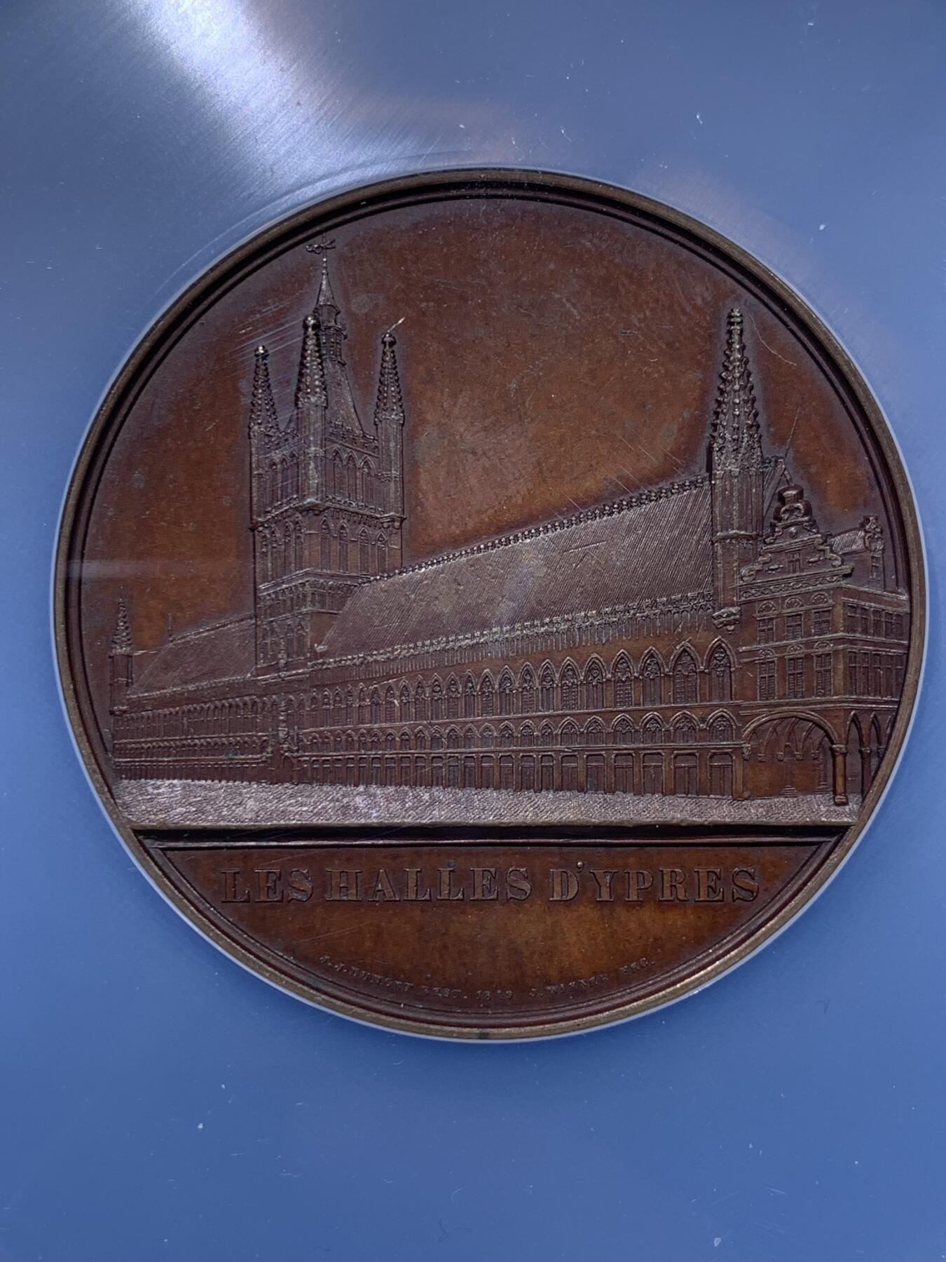 《竞宝斋》第442场 周日，周一，2场连拍 （全场包邮） NGC MS61BN 著名雕刻师J Wiener作品，罕见品。伊普尔市政厅纪念章，正面雕刻市政厅外部全貌，背部责任细节规划。极具历史参考教学价值，NGC加大盒。