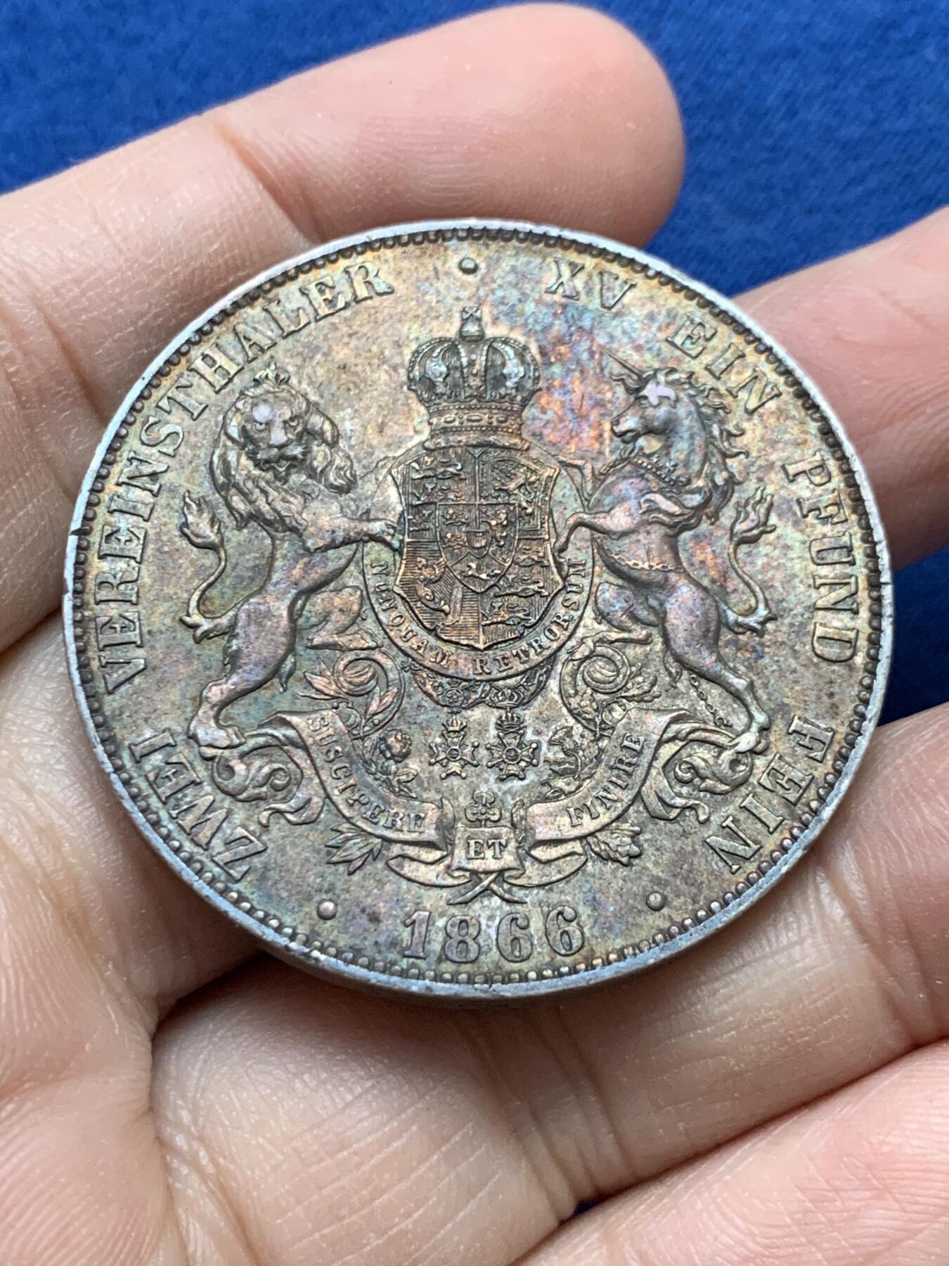 《竞宝斋》第442场 周日，周一，2场连拍 （全场包邮） 德国 汉诺威王国 1866年 狮马盾徽流通2泰勒银币 细节极好 高点极佳 37克的大银币 可惜边有磕