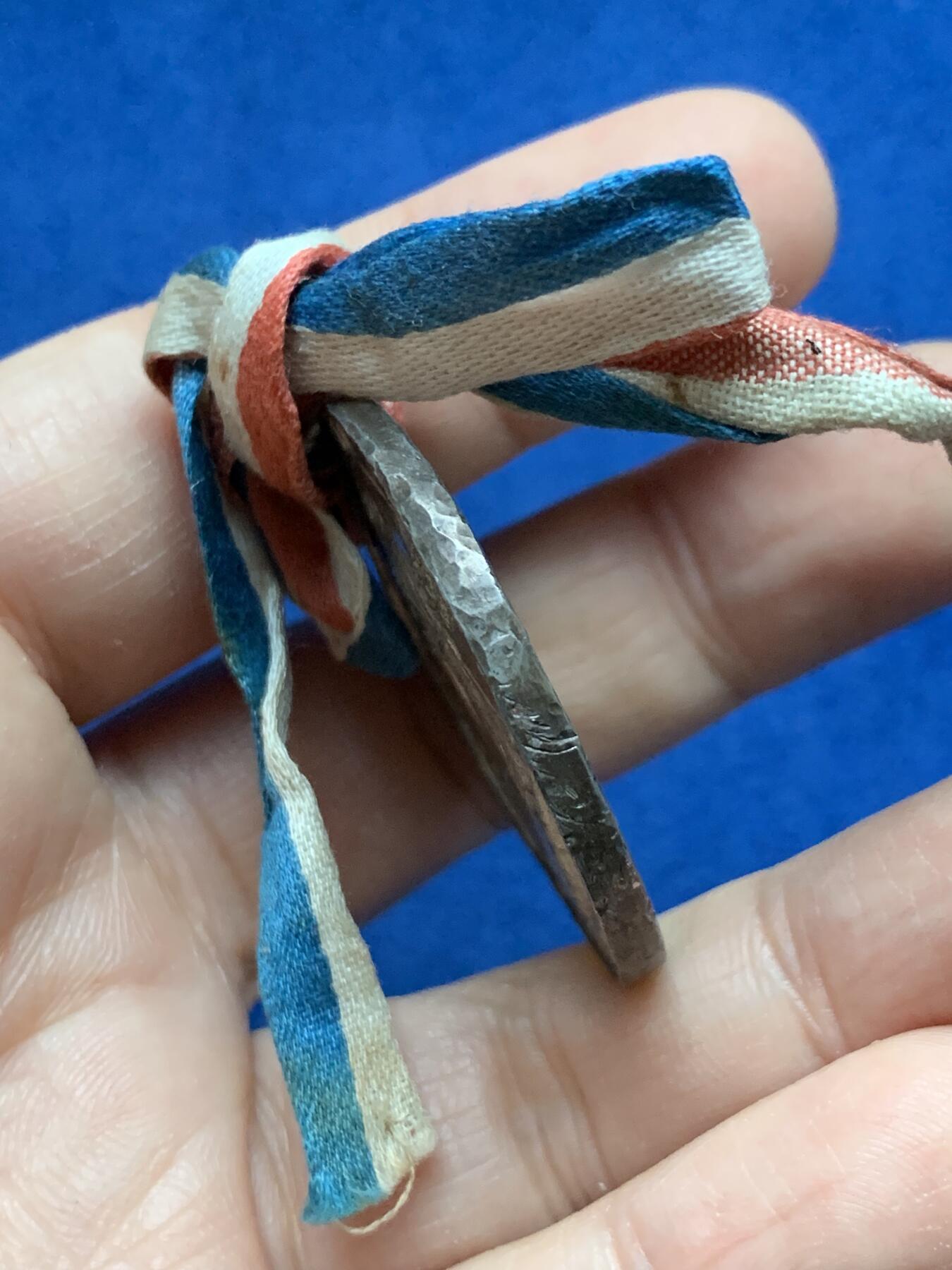 《竞宝斋》第442场 周日，周一，2场连拍 （全场包邮） 英国1897年维多利亚女王在位60周年纪念章，白色金属材质带原盒和三色丝带，品相良好。总重约21.7克，38mm。