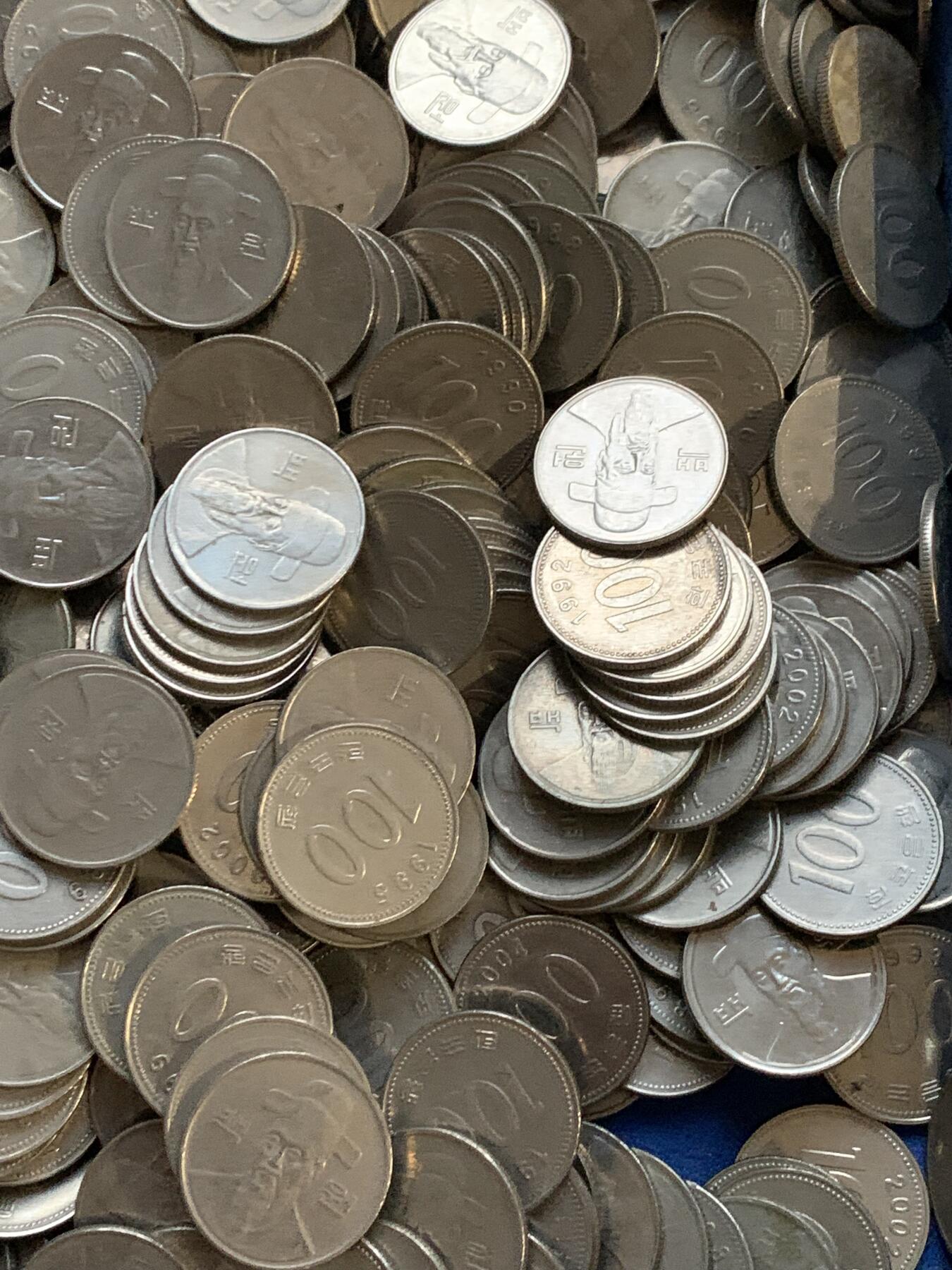《竞宝斋》第442场 周日，周一，2场连拍 （全场包邮） 韩国100韩元零钱1000枚，一枚重5.42克，总重5420克。面值10万韩元!汇率值510+元人民币