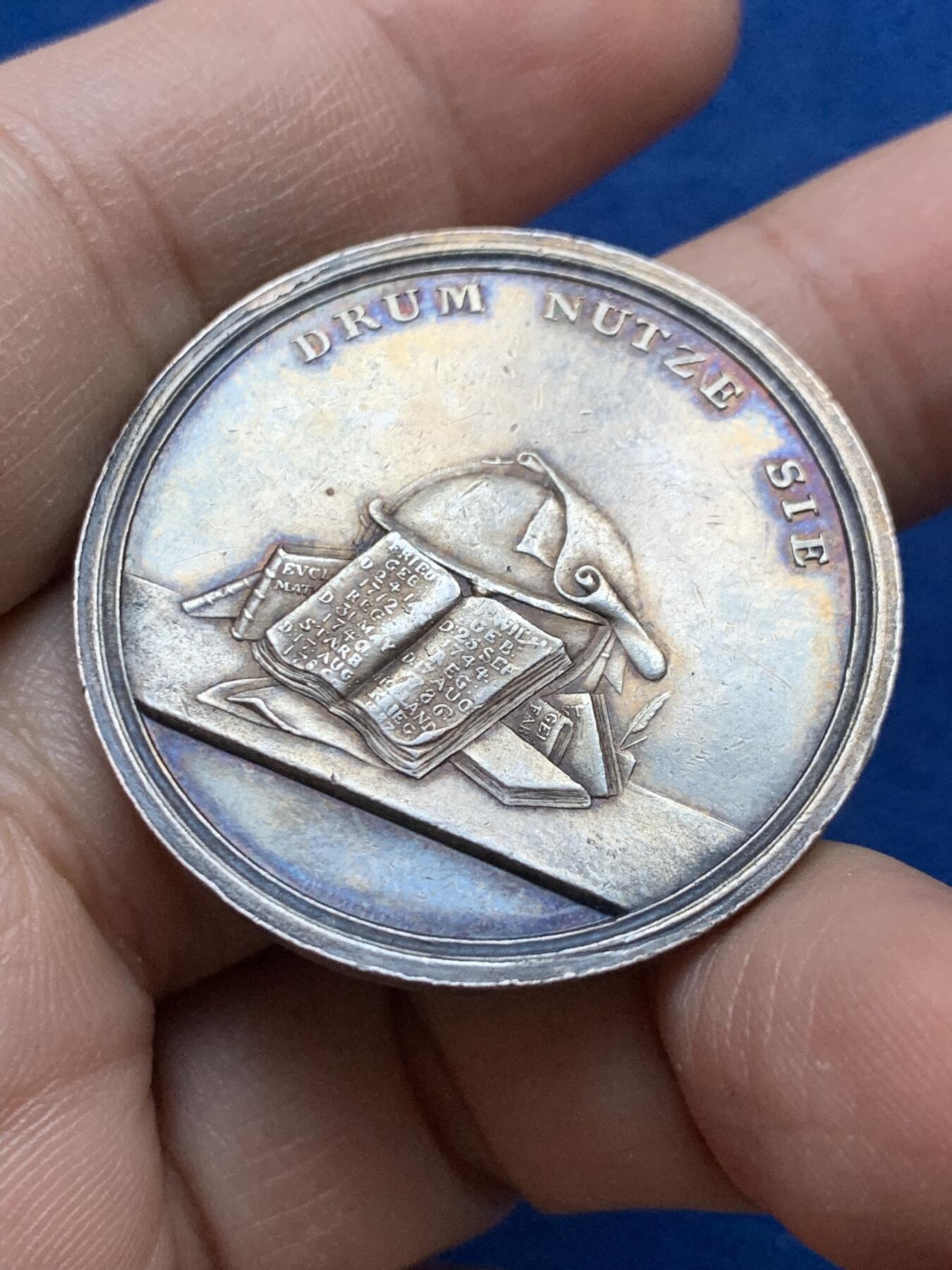 《竞宝斋》第442场 周日，周一，2场连拍 （全场包邮） 1800年前后德国新世纪美好祝愿银章 珍惜时间纪念银章 名家Loos作品 14.4克 35.8mm