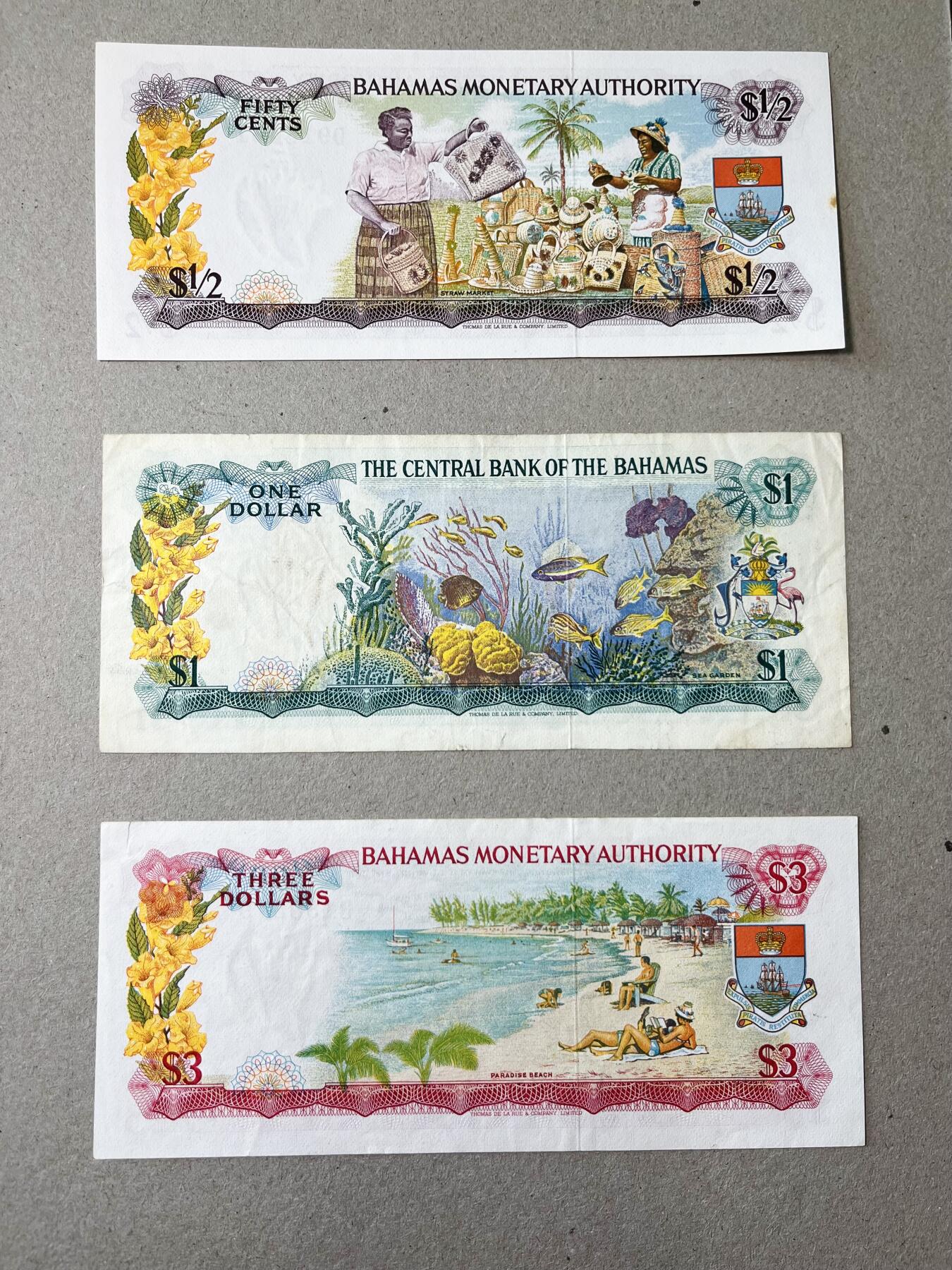 【礼羽收藏】🌏世界钱币拍卖第113期 巴哈马彩背女王0.5元，1元，3元，品相如图，3元右上角有轻微裂痕