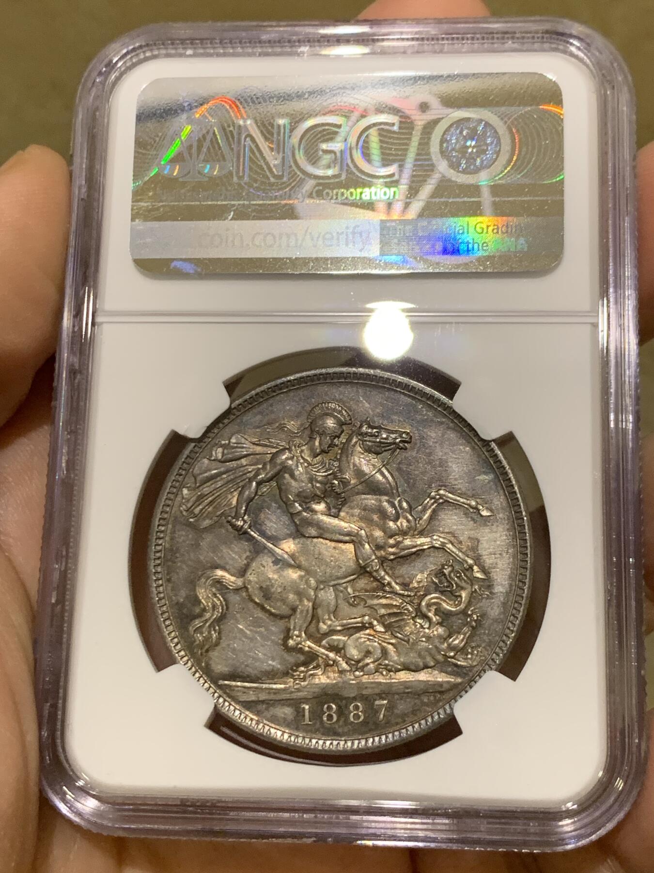 《竞宝斋》第442场 周日，周一，2场连拍 （全场包邮） NGC MS62 英国1887年高冠马剑1克朗银币 双面深五彩包浆，整体状态优秀。