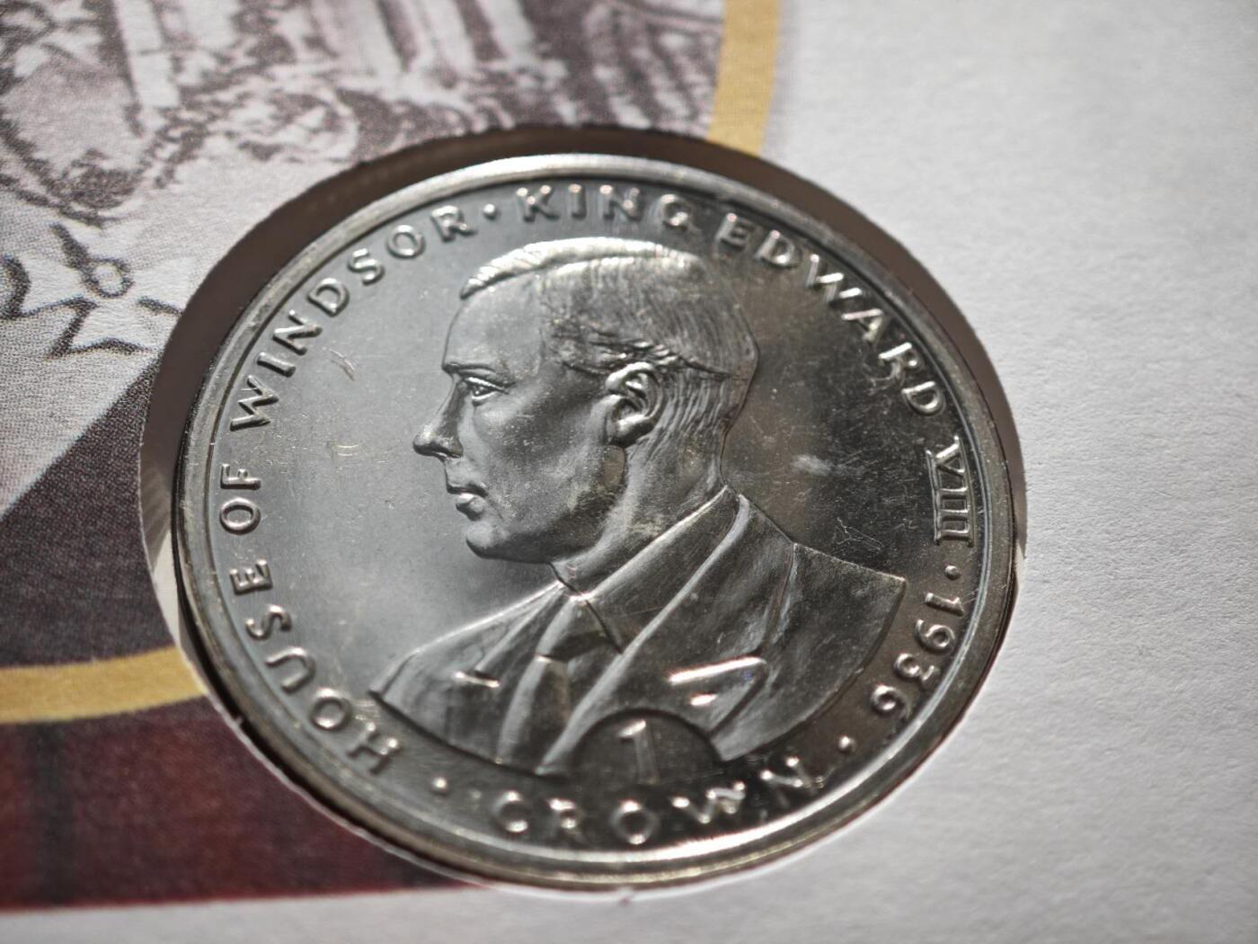 盛世勋华——号角文化勋章邮票专场拍卖第289期 英国1983年直布罗陀爱德华八世主题纪念币首日封，克朗型纪念币，搭配纪念邮票，纪念英国爱德华八世（1936年在位，因“爱美人不爱江山”退位），信封印其肖像与“KING EDWARD VIII”字样，搭配的纪念币也以他为主题，对应其1936年的统治历史。