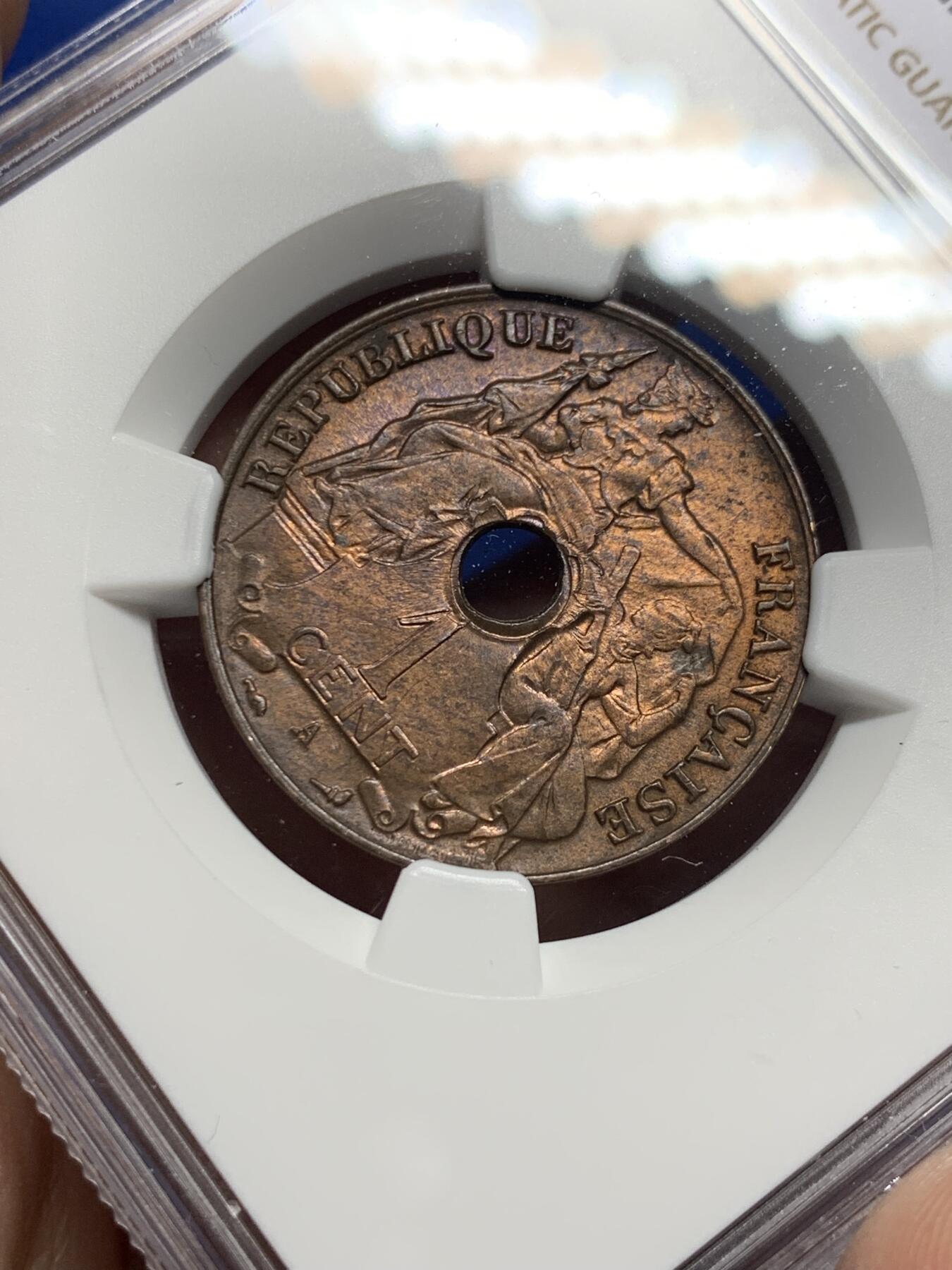 《竞宝斋》第442场 周日，周一，2场连拍 （全场包邮） NGC MS62RB 法属印支1922年百分之一中孔铜币 早期年份