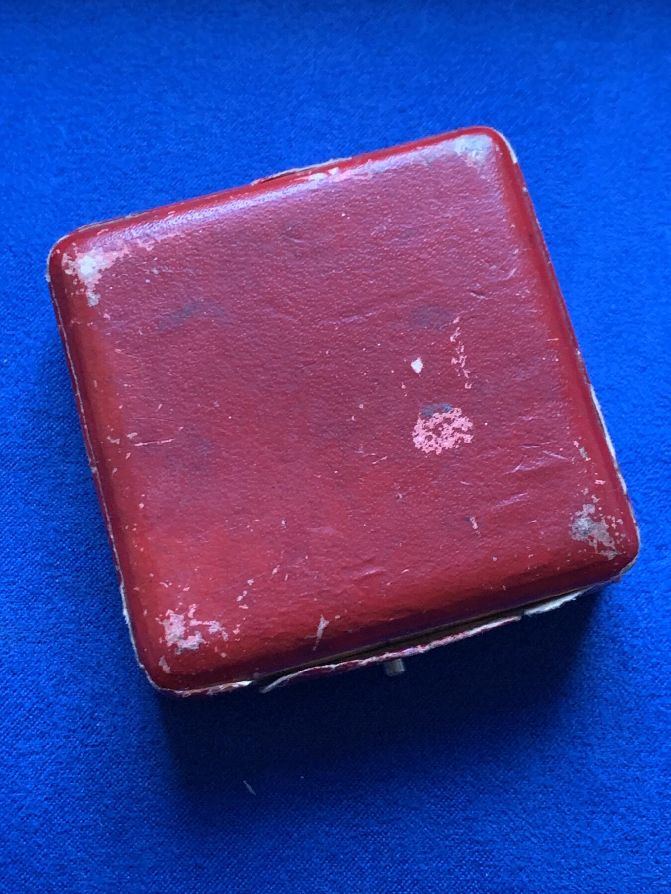 《竞宝斋》第442场 周日，周一，2场连拍 （全场包邮） 英国1897年维多利亚女王在位60周年纪念章，白色金属材质带原盒和三色丝带，品相良好。总重约21.7克，38mm。