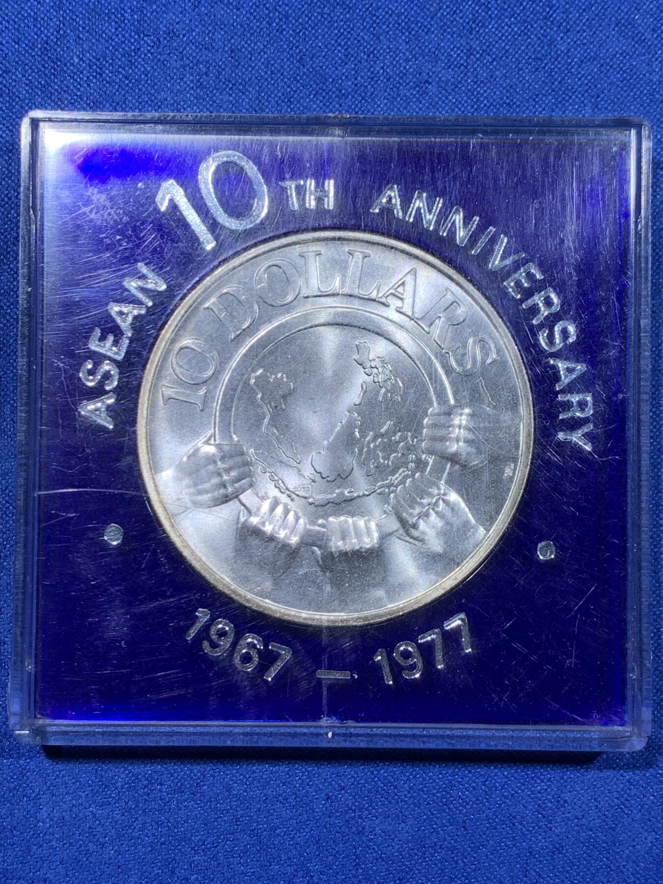 《竞宝斋》第442场 周日，周一，2场连拍 （全场包邮） 新加坡1977年东盟十周年纪念大银币，原包装一盎司31克，含银50%