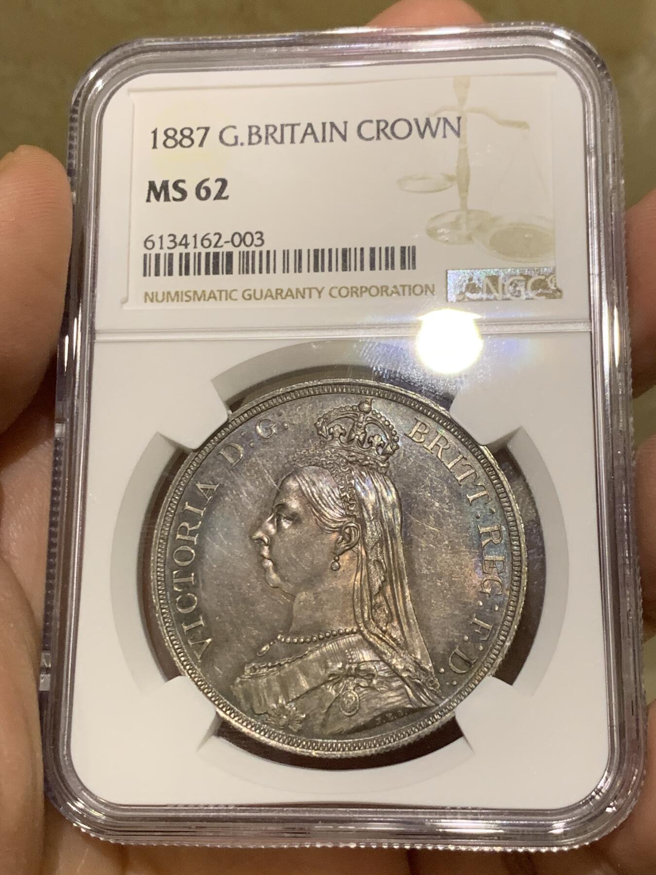 《竞宝斋》第442场 周日，周一，2场连拍 （全场包邮） NGC MS62 英国1887年高冠马剑1克朗银币 双面深五彩包浆，整体状态优秀。