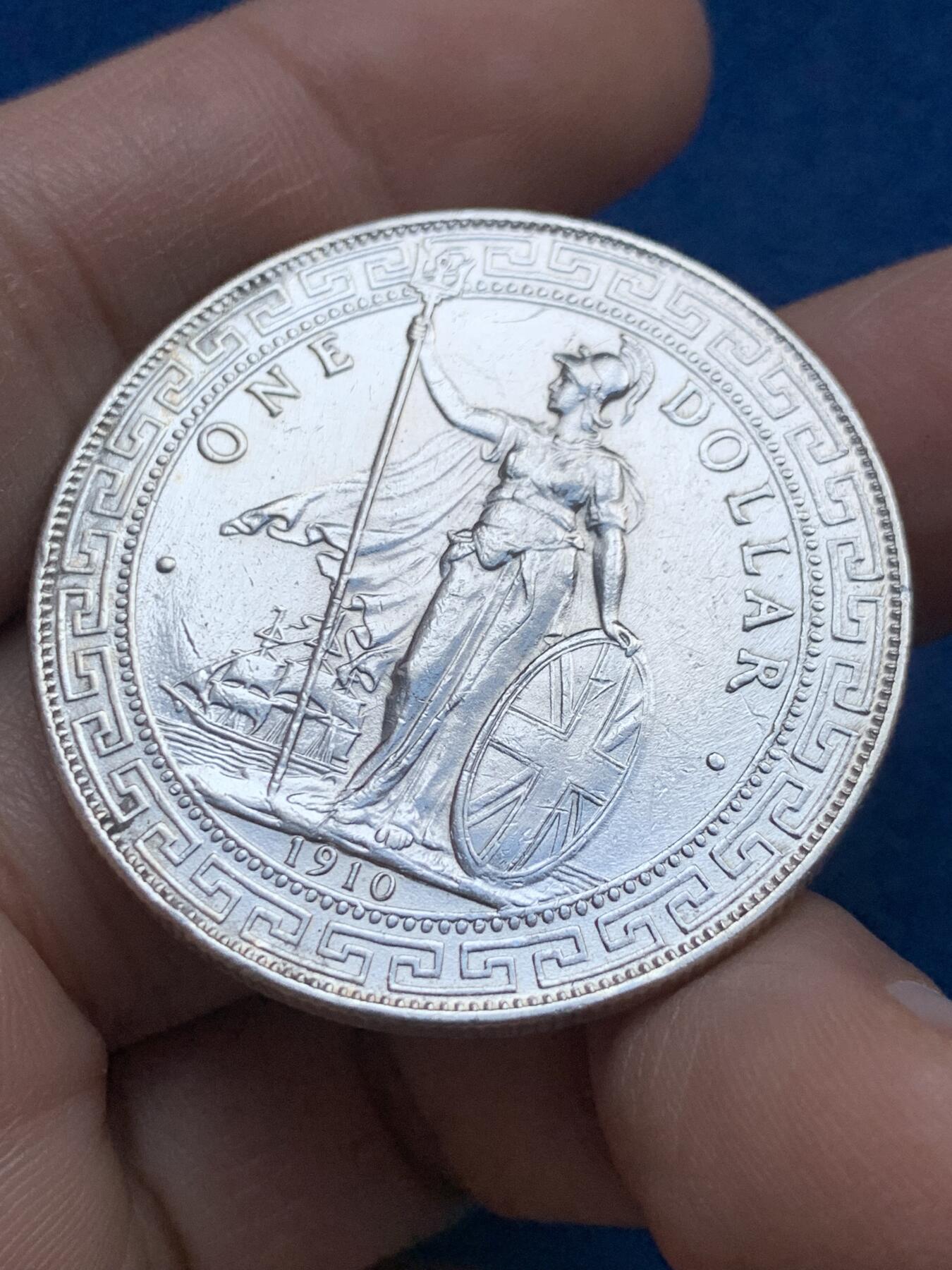 《竞宝斋》第442场 周日，周一，2场连拍 （全场包邮） 英属贸易银元 1910年 1元 站人 银币 真币清洗过有清洗痕迹 保真 细节见图