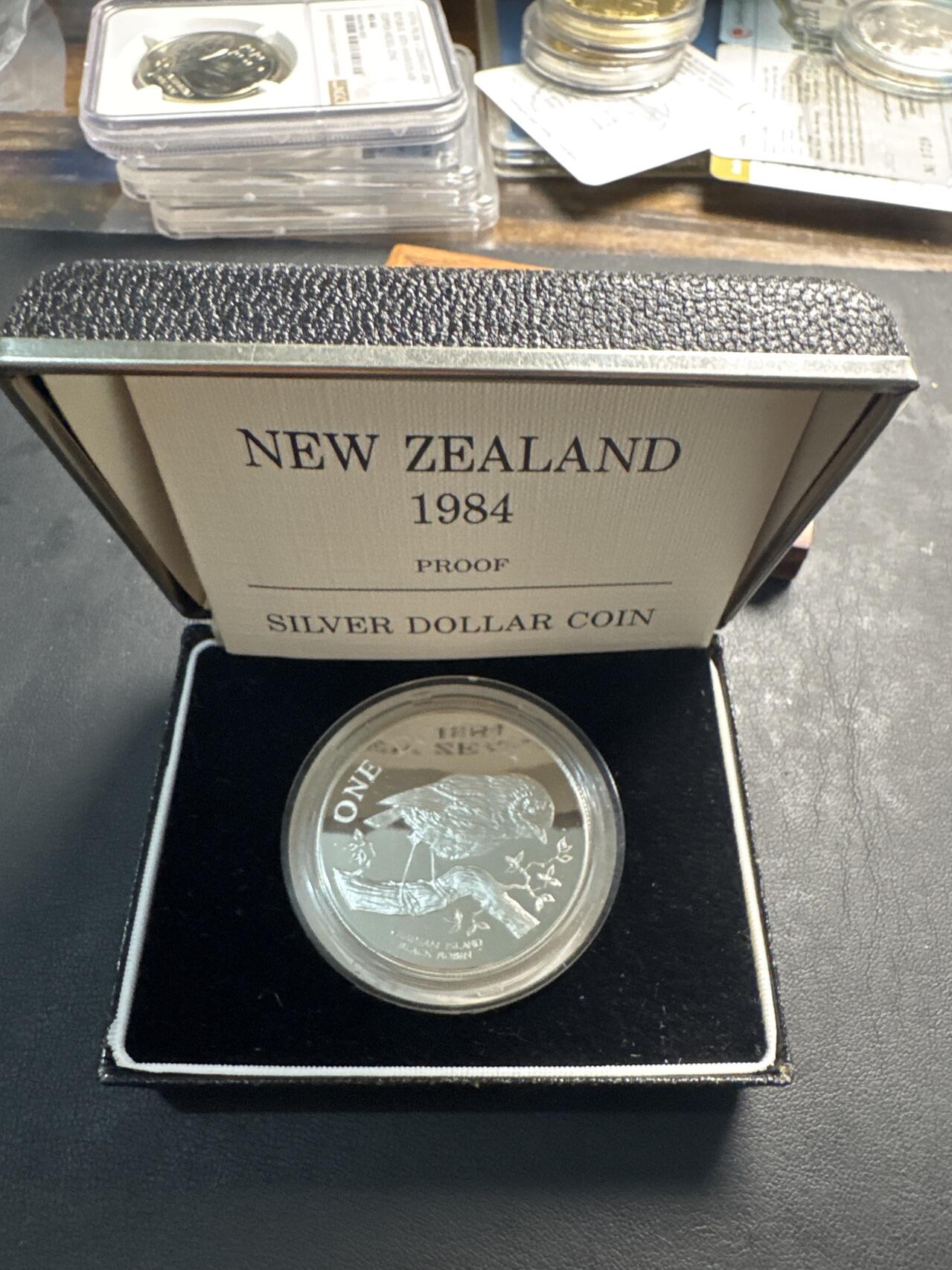 ❤️【币观天下】❤️ 第332期钱币拍卖- 2025.11.28周五晚上6点半场-长期征集拍品 新西兰1984年奇异鸟1盎司精制纪念银币盒证齐全