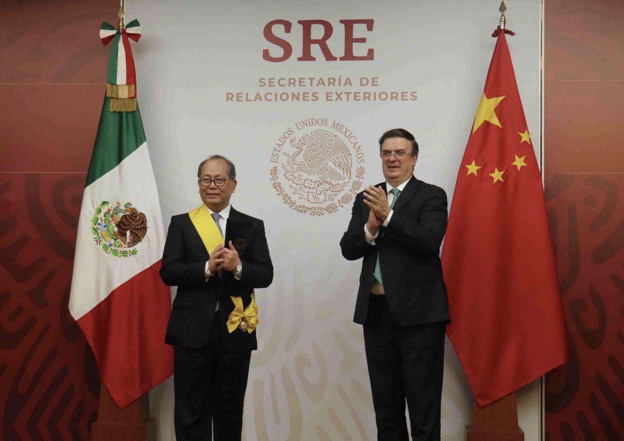 盛世勋华——号角文化勋章邮票专场拍卖第289期 墨西哥大十字级阿兹特克雄鹰勋章 银制，带原盒 授予外国公民的最高荣誉，该勋章于1933年12月29日由墨西哥总统阿贝拉多·罗德里格斯下令设立，勋章设计和墨西哥国徽呼应，核心元素是叼着响尾蛇的金雕，暗含阿兹特克文明印记，授予对象需为墨西哥或全人类作出杰出贡献，比如推动双边关系、助力领域发展等。中国前驻墨西哥大使殷恒民，南非前总统曼德拉，英国女王伊丽莎白二世等都曾获此勋章。