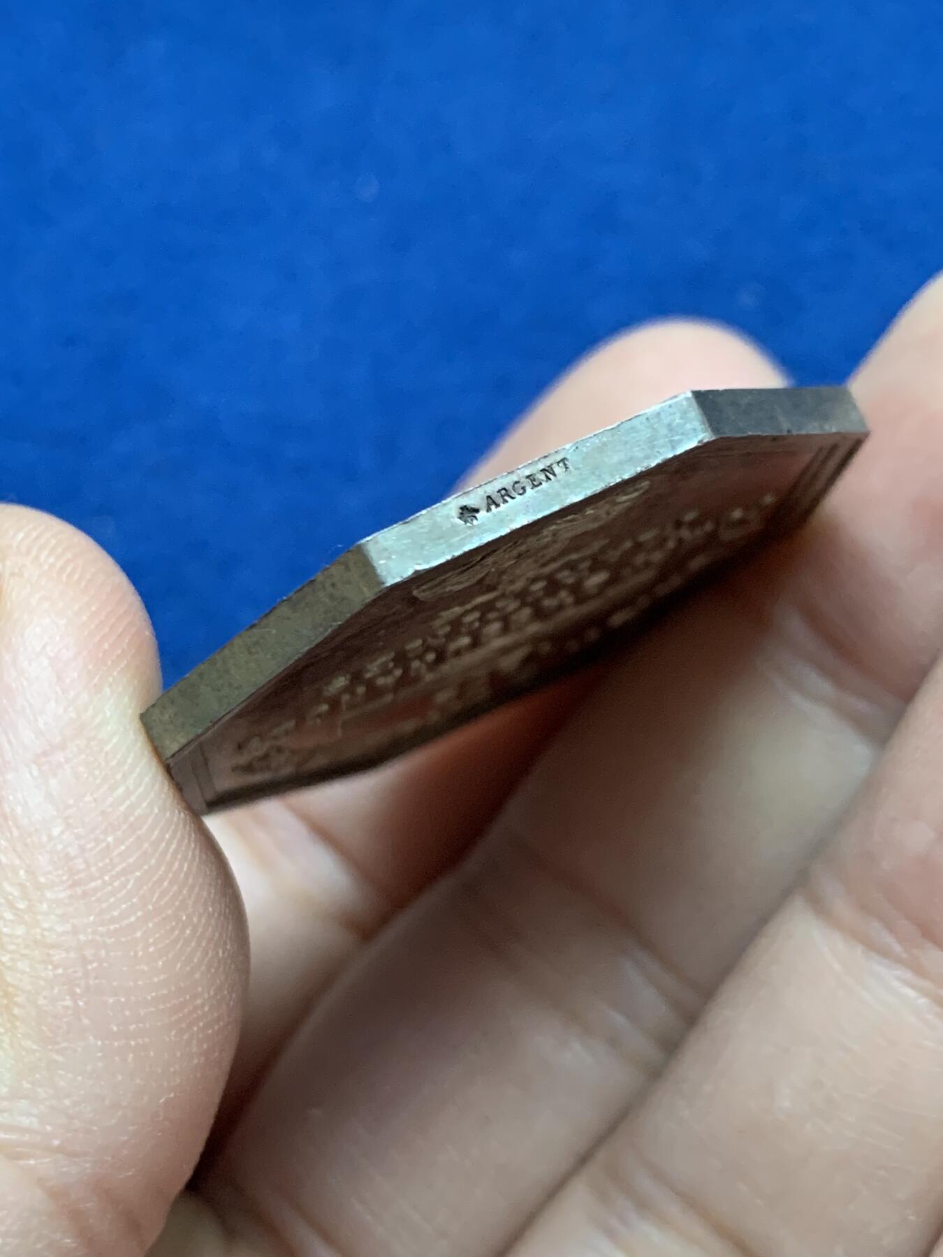 《竞宝斋》第442场 周日，周一，2场连拍 （全场包邮） 1872年法国波尔多联盟海上保险八角银质代币，35.8MM，18.65克，蜜蜂边铭，海事八角图案丰富。