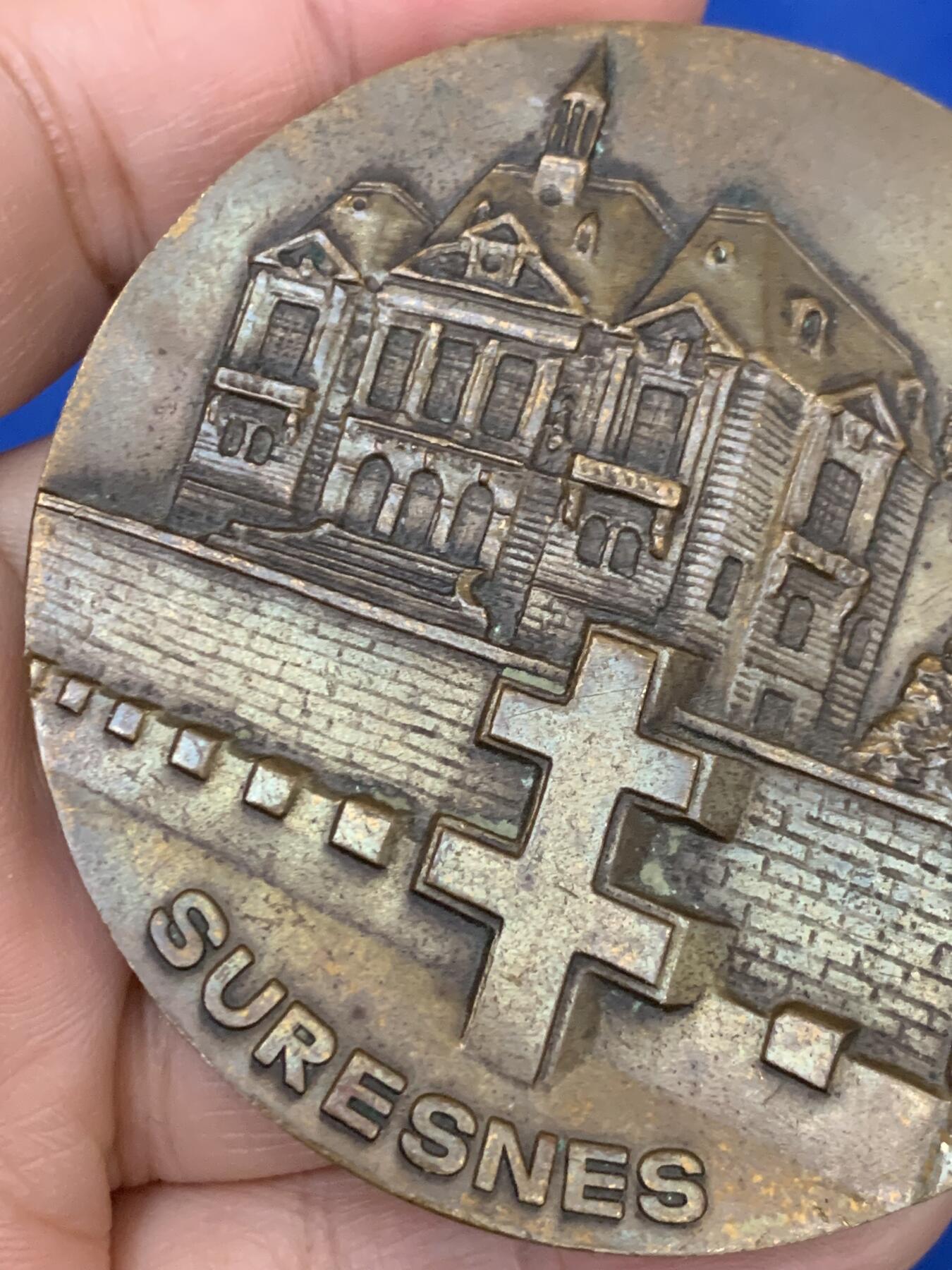 《竞宝斋》第442场 周日，周一，2场连拍 （全场包邮） 法国SURESNES大铜章 背面带刻字 直径67.5mm 重约133.6g 三角铜标边铭