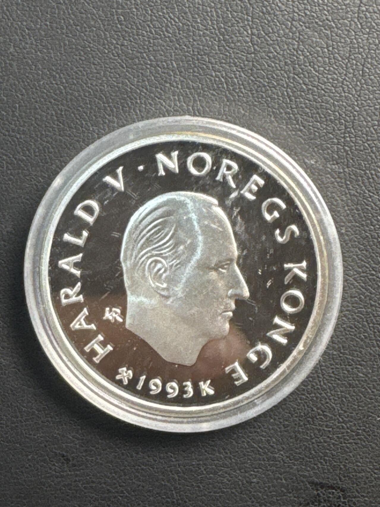 ❤️【币观天下】❤️ 第332期钱币拍卖- 2025.11.28周五晚上6点半场-长期征集拍品 1993年挪威“冰上皇后”大银币 (重33.86克，直径39mm，带证书)