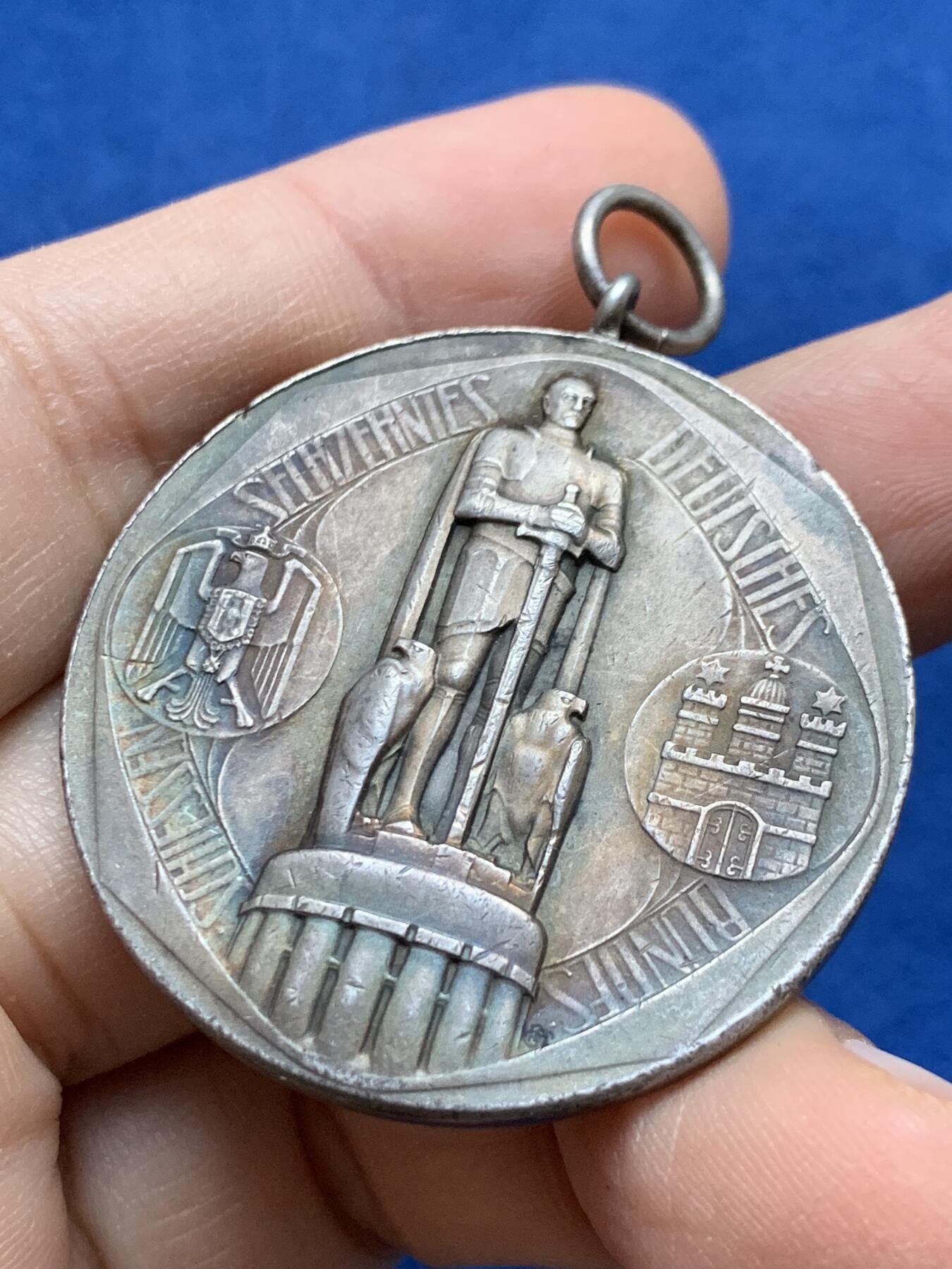 《竞宝斋》第442场 周日，周一，2场连拍 （全场包邮） 1909年德国汉堡射击节银章 正面为俾斯麦雕塑 原铸吊环 26.55克 40.3mm