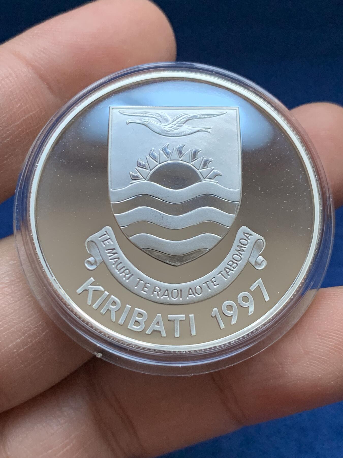 《竞宝斋》第442场 周日，周一，2场连拍 （全场包邮） 基里巴斯 1997年 5元 欧洲建筑精制纪念 银币 1盎司 925银