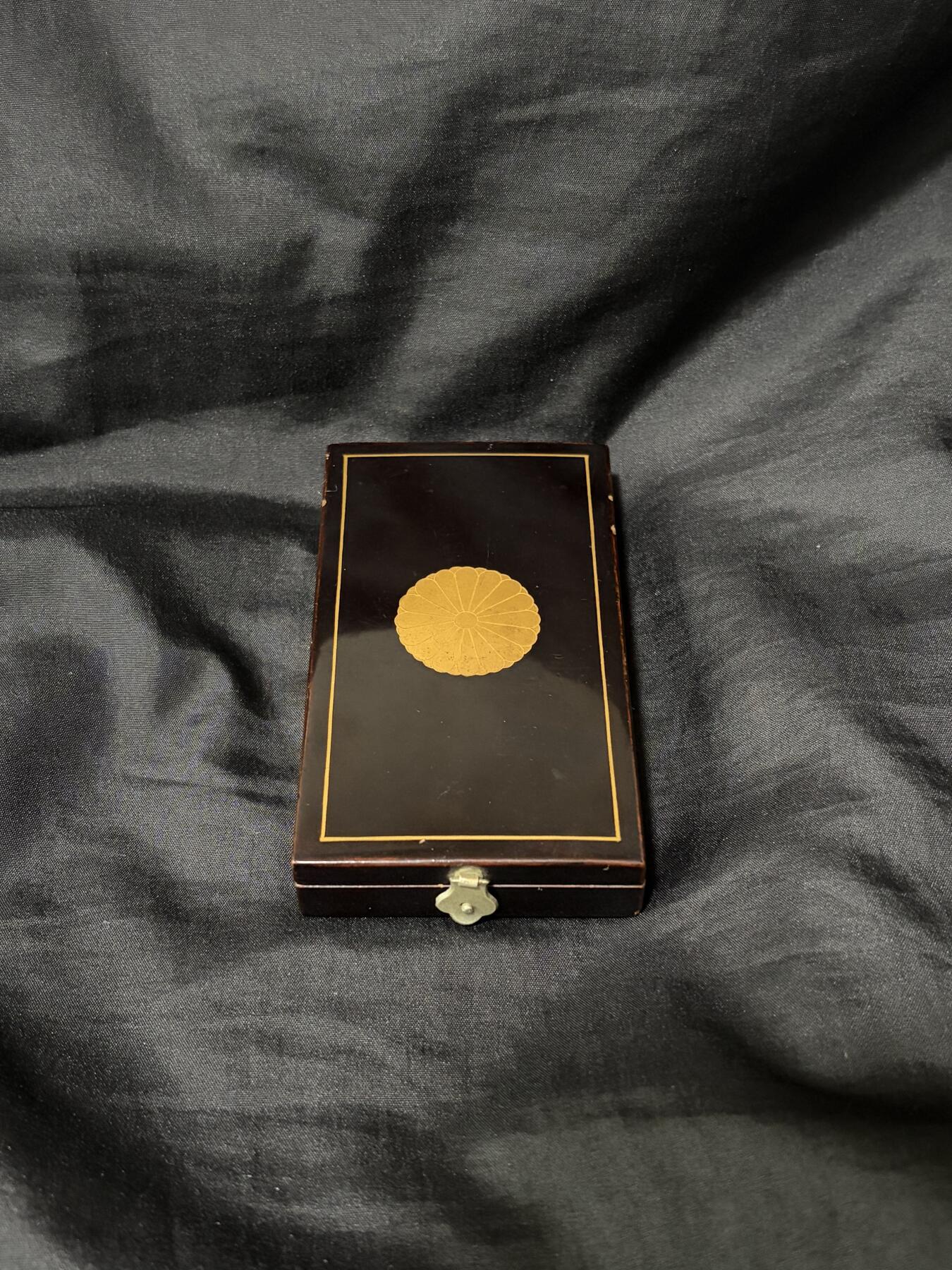 铭记历史 勿忘国耻 抗战胜利80周年精品专场 第二场 日本明治宪法纪念章 银质 原盒