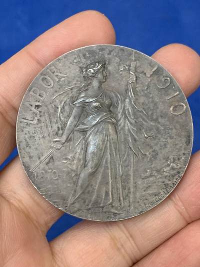 《竞宝斋》第442场 周日，周一，2场连拍 （全场包邮） - 1910年持剑玛丽安娜镀银铜章 54.8克 49.5mm