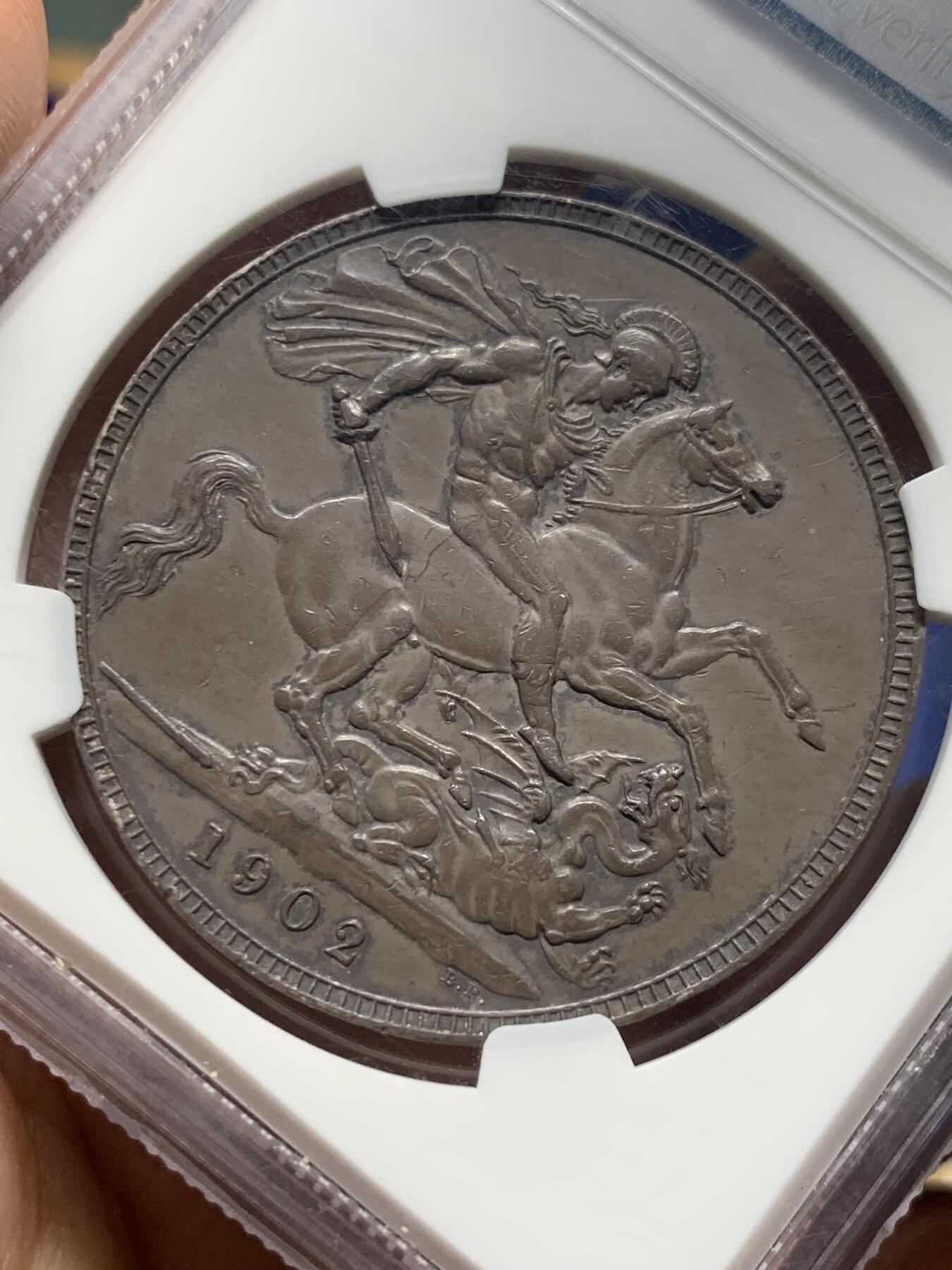 《竞宝斋》第442场 周日，周一，2场连拍 （全场包邮） NGC AU 英国1902年爱德华七世马剑克朗银币 英国热门克朗，黑爱七，黑武士，黑马剑，国币玩家最爱的彩，均匀黝亮，神秘又好看