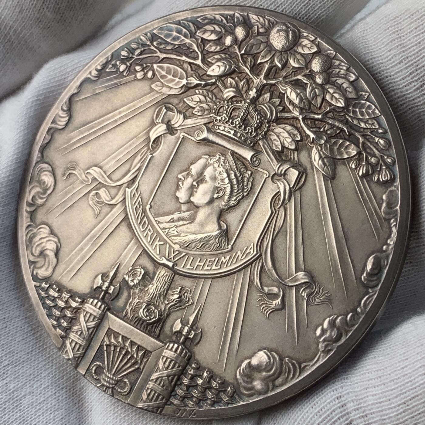 掌中浮雕-藏着的欧洲第043场 1909年荷兰朱莉安娜公主出生银章， 65mm ，111g，J.C.Wienecke雕刻.，原盒。背面人物是荷兰女王威廉明娜和丈夫海因里希