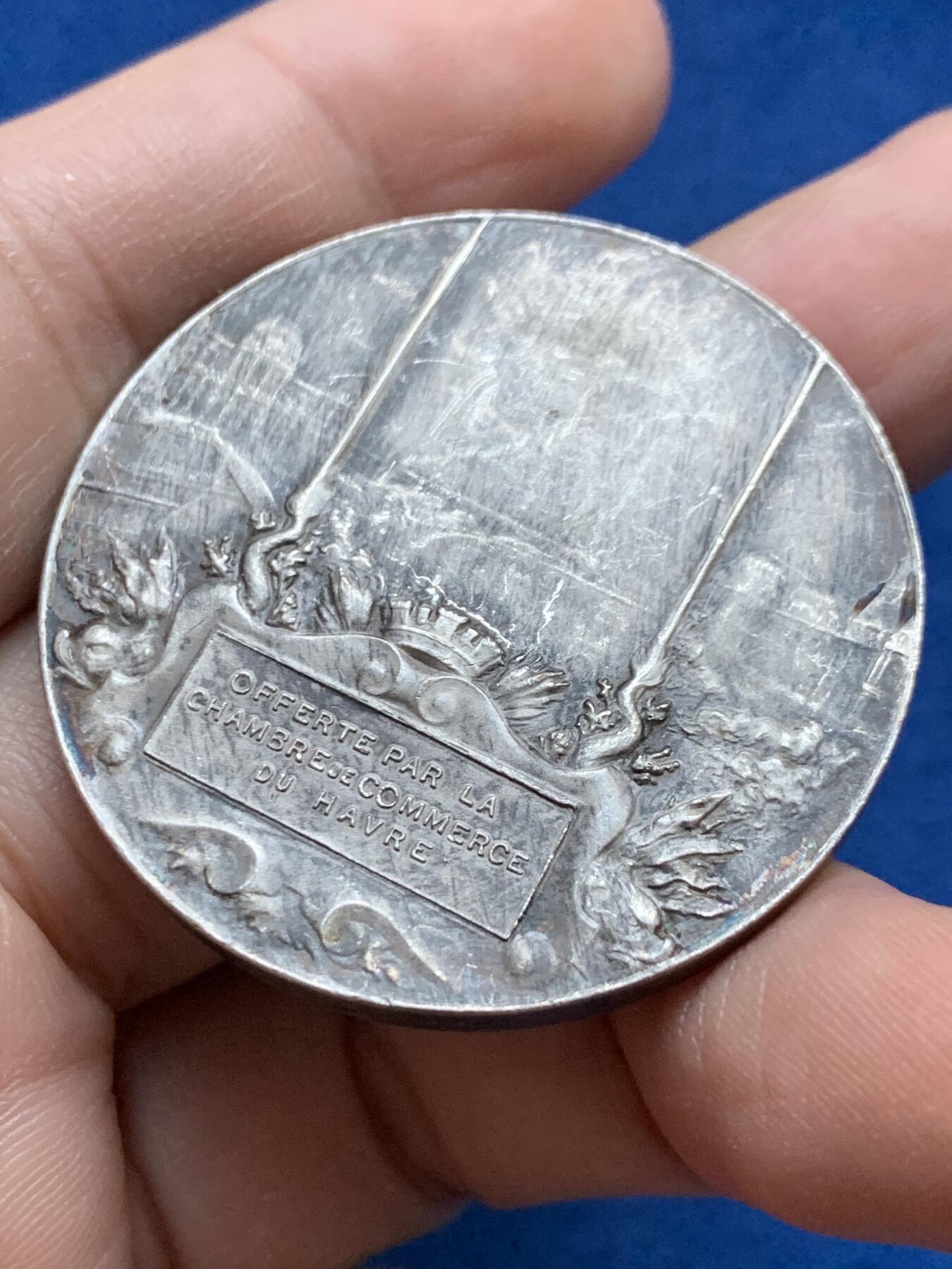 《竞宝斋》第442场 周日，周一，2场连拍 （全场包邮） 法国勒阿弗尔市商会镀银铜章，直径41.2MM，30g，三角铜标