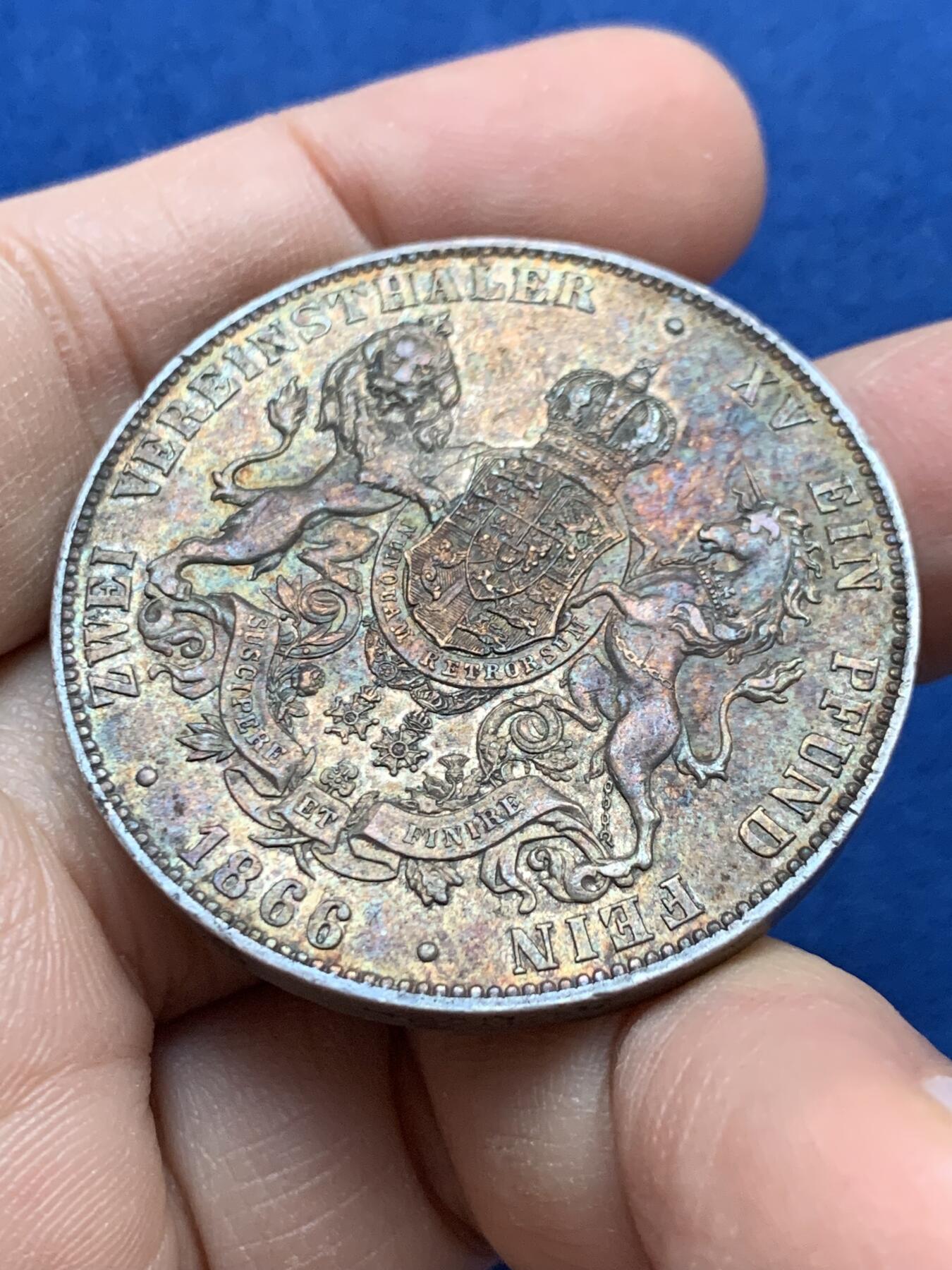 《竞宝斋》第442场 周日，周一，2场连拍 （全场包邮） 德国 汉诺威王国 1866年 狮马盾徽流通2泰勒银币 细节极好 高点极佳 37克的大银币 可惜边有磕