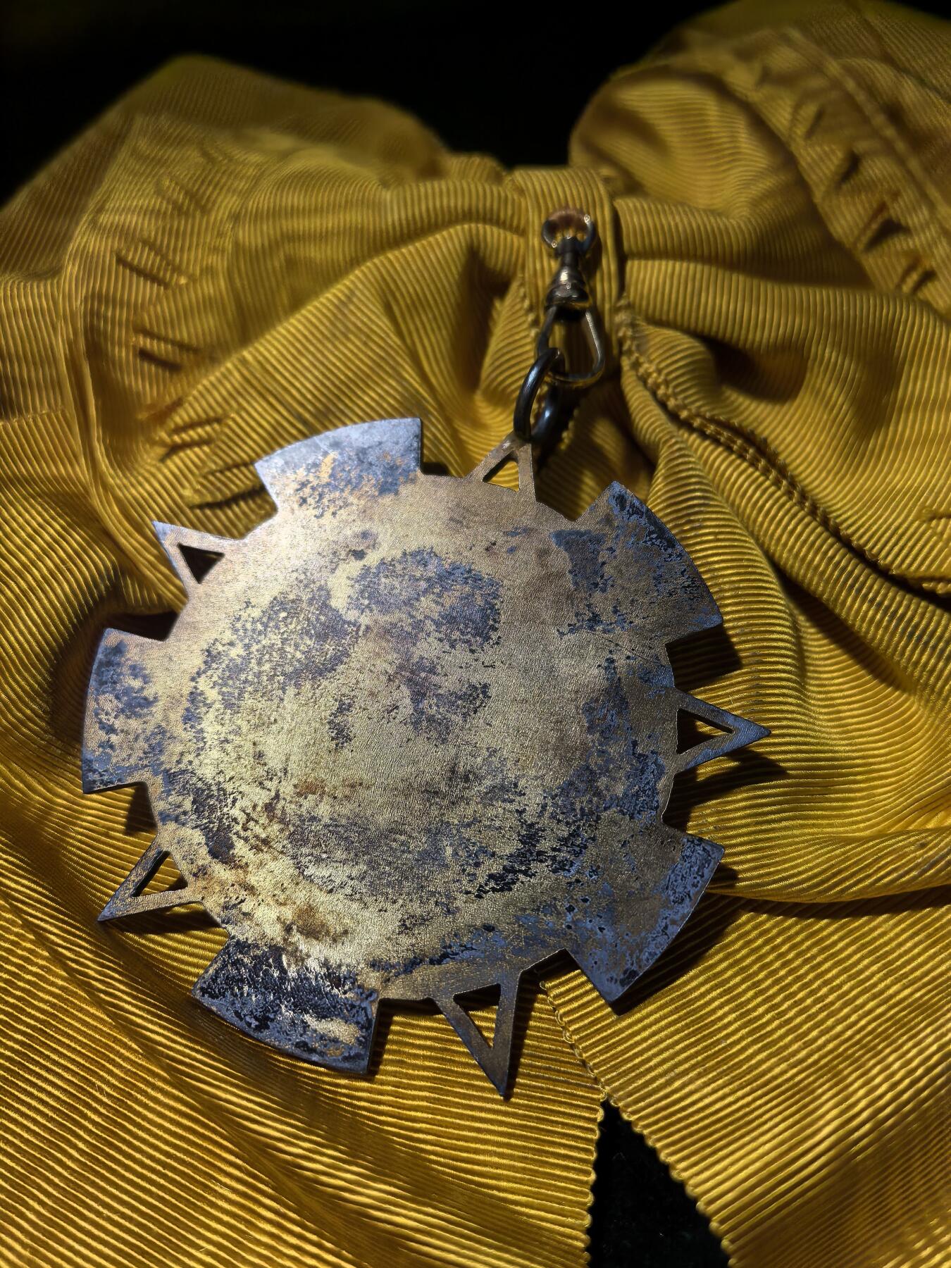 盛世勋华——号角文化勋章邮票专场拍卖第289期 墨西哥大十字级阿兹特克雄鹰勋章 银制，带原盒 授予外国公民的最高荣誉，该勋章于1933年12月29日由墨西哥总统阿贝拉多·罗德里格斯下令设立，勋章设计和墨西哥国徽呼应，核心元素是叼着响尾蛇的金雕，暗含阿兹特克文明印记，授予对象需为墨西哥或全人类作出杰出贡献，比如推动双边关系、助力领域发展等。中国前驻墨西哥大使殷恒民，南非前总统曼德拉，英国女王伊丽莎白二世等都曾获此勋章。